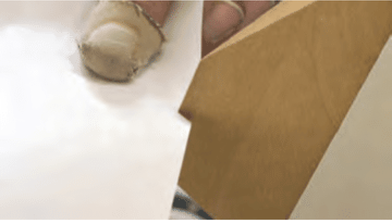 Die soeben angeschnittene Gehrung zerschneidet mühelos ein Blatt Papier