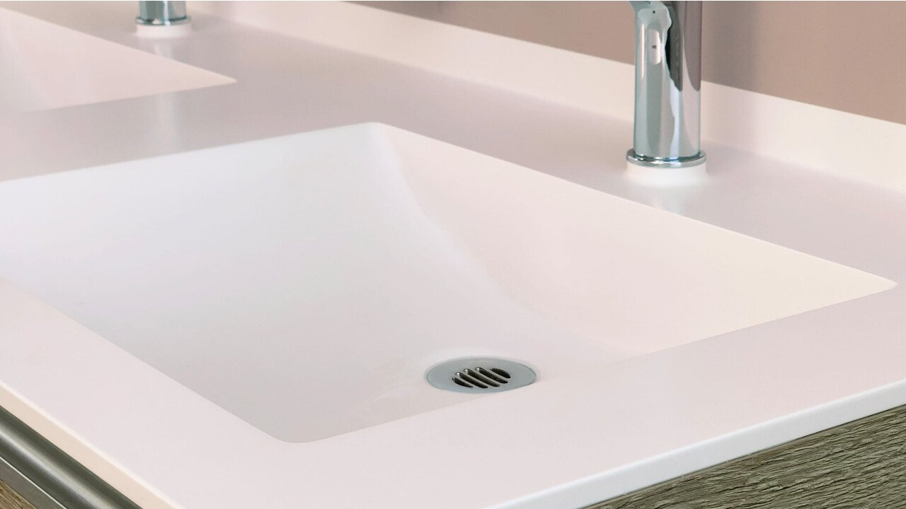 Aus VARICOR® gefertigter Waschtisch mit Armaturenbank und Wischbord. 50 verschiedene Farben und unzählige Beckenformen lassen für jeden Zweck eine Lösung finden.