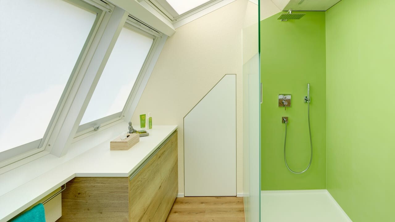 Le recouvrement de meuble VARICOR® ainsi que le receveur de douche et les parois sont adaptés sur mesure dans les combles d'une maison individuelle. La position de l'écoulement de la douche peut être choisie librement.