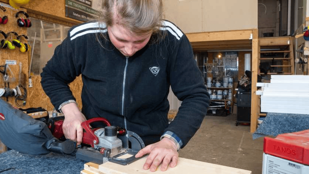 Mareike Haertel bei der Arbeit. In wenigen Sekunden ist die Nut in die Platte gefräst.