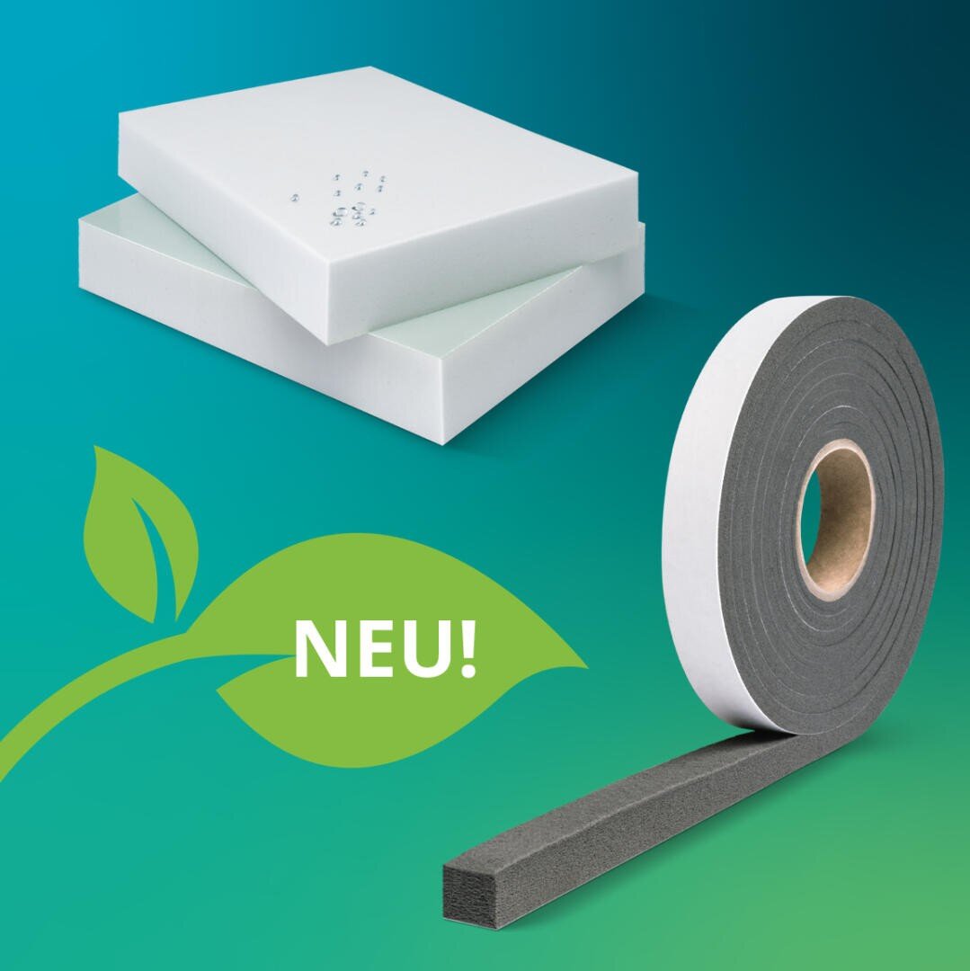 Zwei weiße Schaumstoffplatten, die übereinander gestapelt sind, und eine Rolle selbstklebendes Schaumstoffband auf einem tealfarbenen Hintergrund, auf dem eine grüne Blattgrafik und das Wort NEU! auf ein neues Produkt hinweisen.