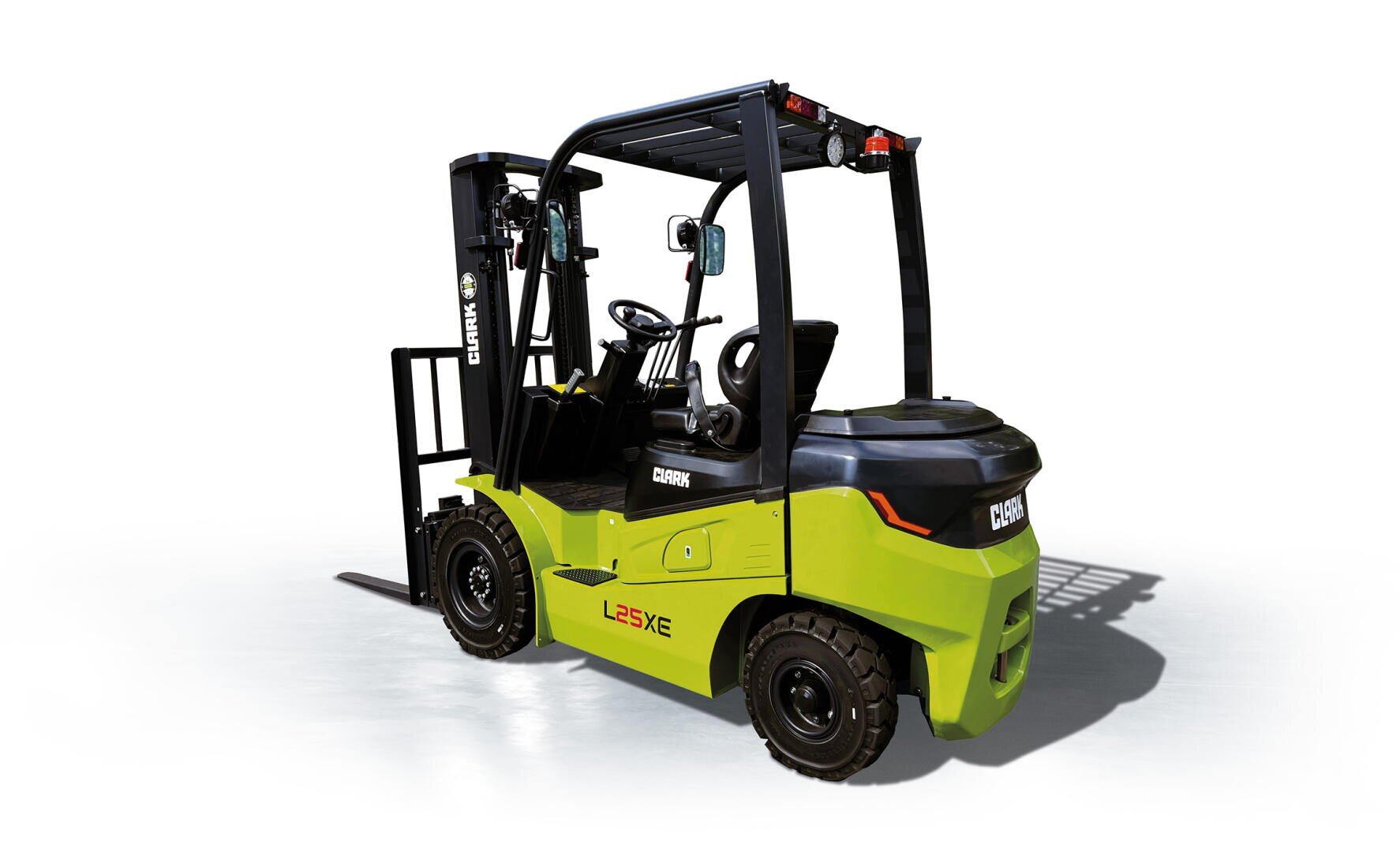 Un chariot élévateur Clark vert et noir avec des étiquettes GEN2 et LEXXE, représenté de manière isolée sur un fond blanc, avec un angle montrant le côté et l'arrière.