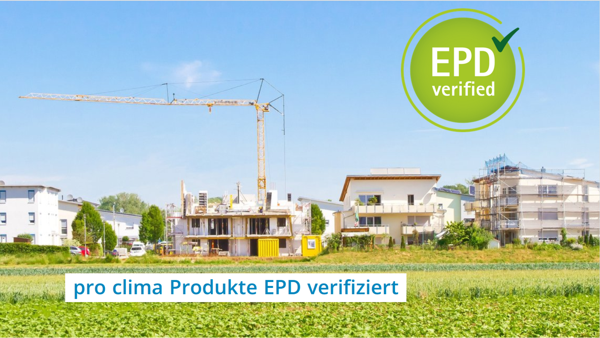 Eine Baustelle mit modernen Gebäuden, einem gelben Kran und grünen Feldern im Vordergrund. Eine grüne EPD-geprüfte Plakette ragt in den Himmel, und auf einem Banner steht: "pro clima Produkte EPD verifiziert".