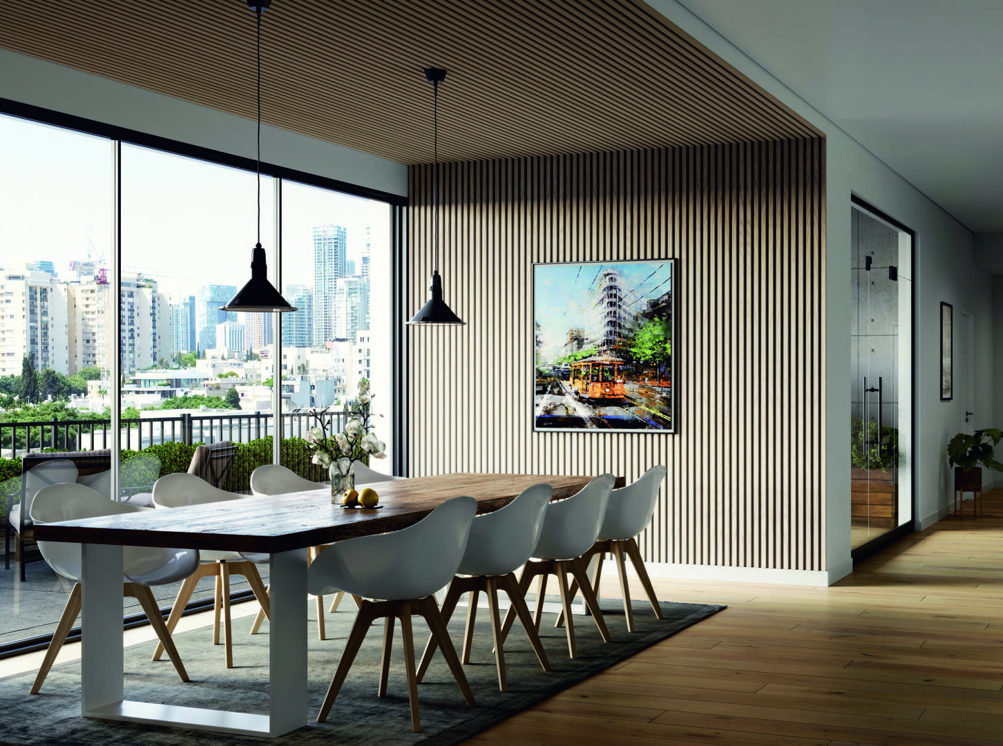 Ein modernes Esszimmer mit einem langen Holztisch, acht weißen Stühlen, Hängelampen, großen Fenstern mit Blick auf eine Stadtlandschaft, Pflanzen auf dem Balkon und einem gerahmten Gemälde an einer Akzentwand aus Holzlatten.