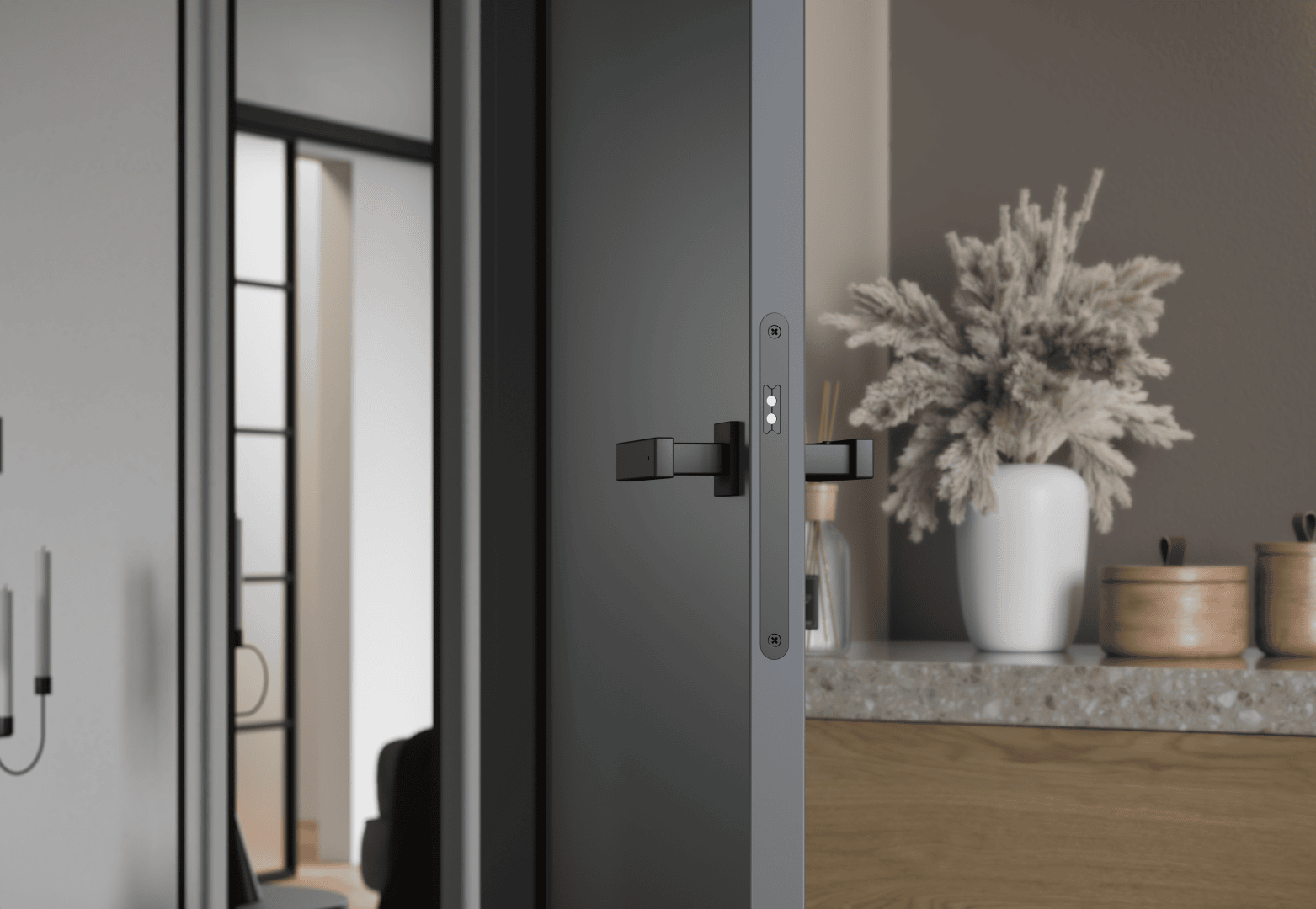 Eine moderne schwarze Tür mit einem eleganten Griff ist teilweise geöffnet und gibt den Blick frei auf einen stilvollen Innenraum mit einer Vase mit getrockneten Blumen auf einer Holzoberfläche und dekorativen Gegenständen im Hintergrund.