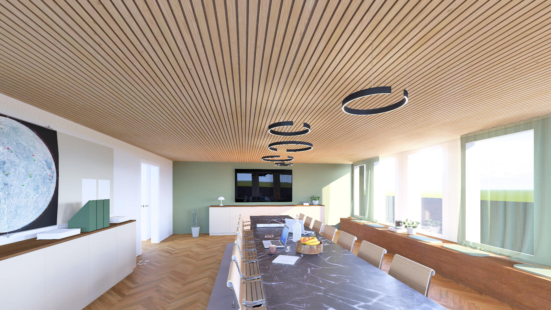 Moderner Konferenzraum mit einem langen Marmortisch, Metallstühlen, großen Fenstern, die Sonnenlicht hereinlassen, grünen Akzenten an den Wänden, einem an der Wand montierten Fernseher und einer Holzlattendecke mit runden Pendelleuchten.