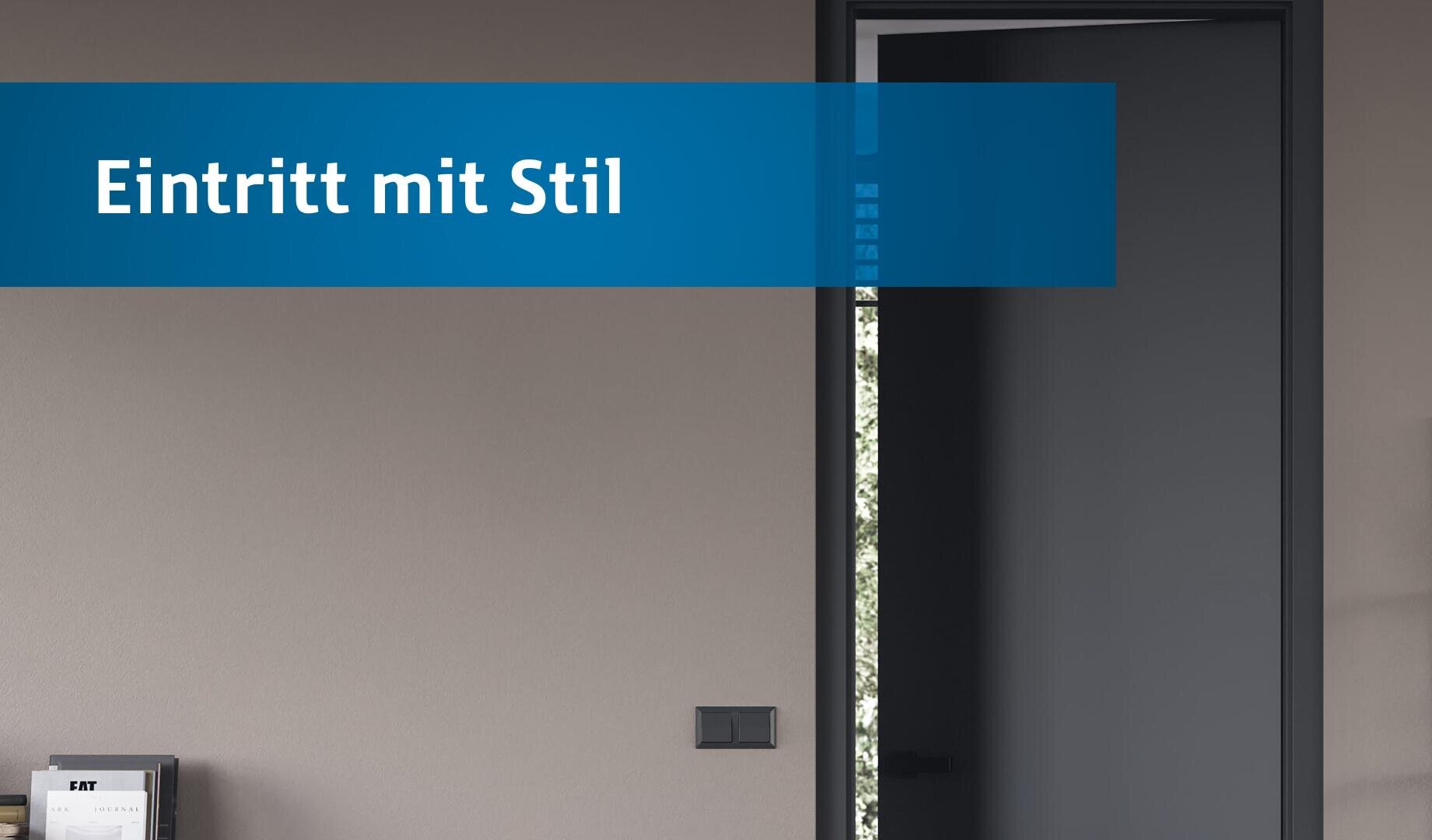 Ein moderner, minimalistischer Raum mit grauen Wänden, einer offenen dunklen Tür und dem deutschen Text Eintritt mit Stil" auf einem blauen Banner oben links.
