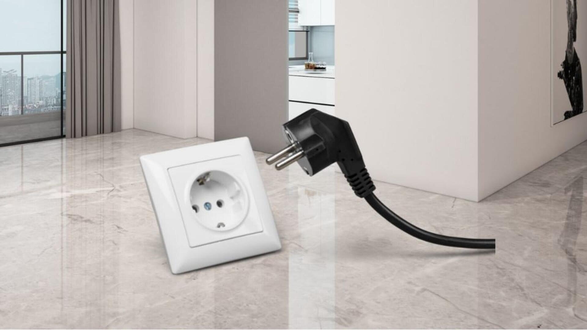 Ein schwarzer Elektrostecker wird gleich in eine weiße Wandsteckdose in einer hellen, modernen Wohnung mit Marmorböden und einem Blick durch große Fenster auf die Gebäude der Stadt gesteckt.