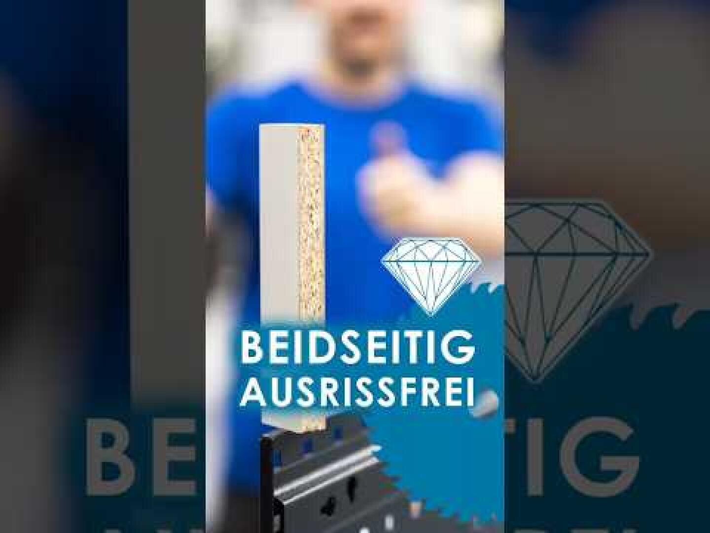 Gros plan sur un insert de copeaux coupé net par une lame de scie, avec un symbole en forme de diamant et la mention en allemand « Beidseitig ausrissfrei » (sans éclats des deux côtés), devant une personne floue en arrière-plan, vêtue d'une chemise bleue.