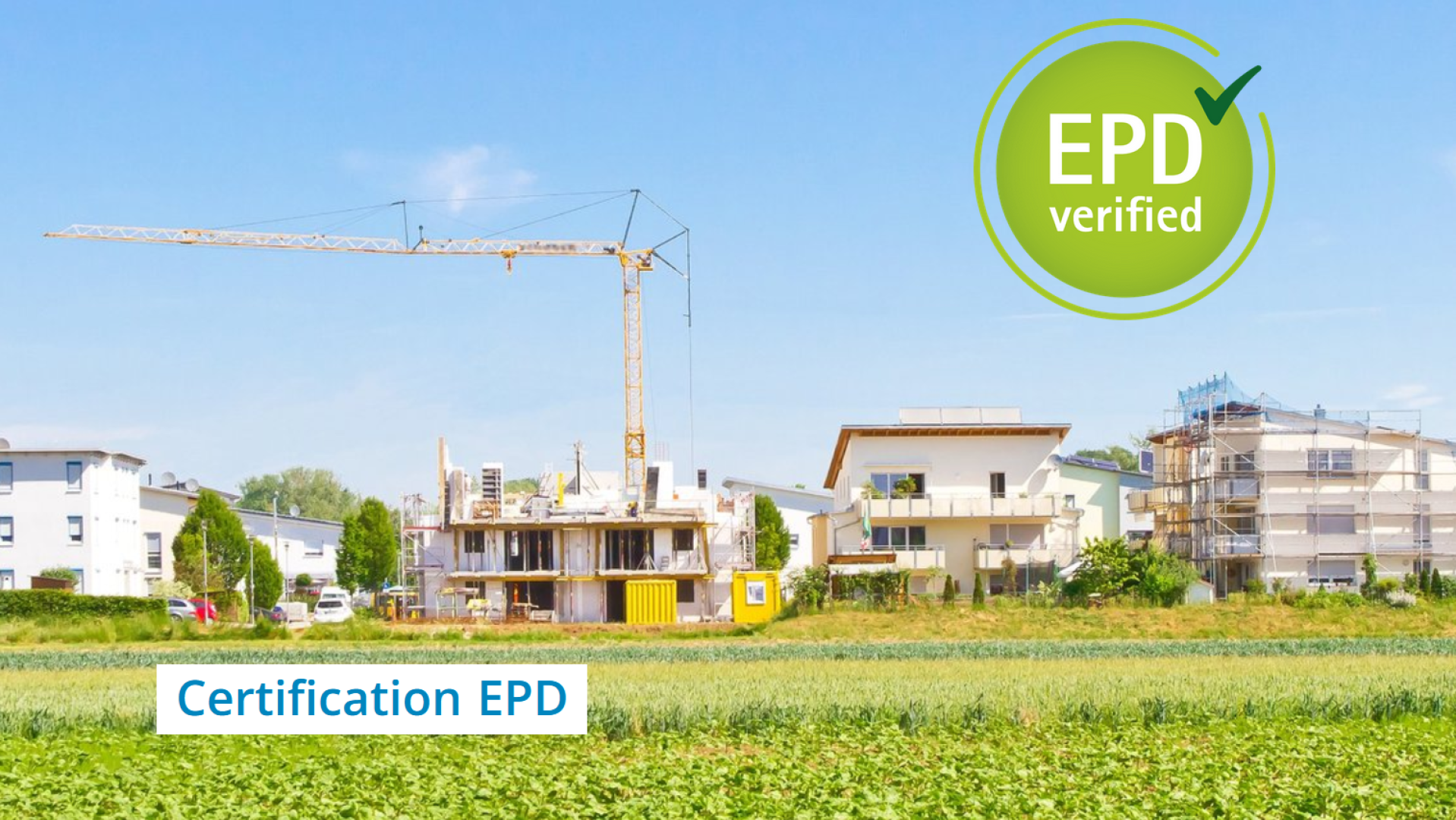 Chantier de construction avec des bâtiments, une grue et des champs verts sous un ciel bleu ; un badge circulaire vert en haut à droite indique EPD verified. Le texte en bas de page indique "Certification EPD".