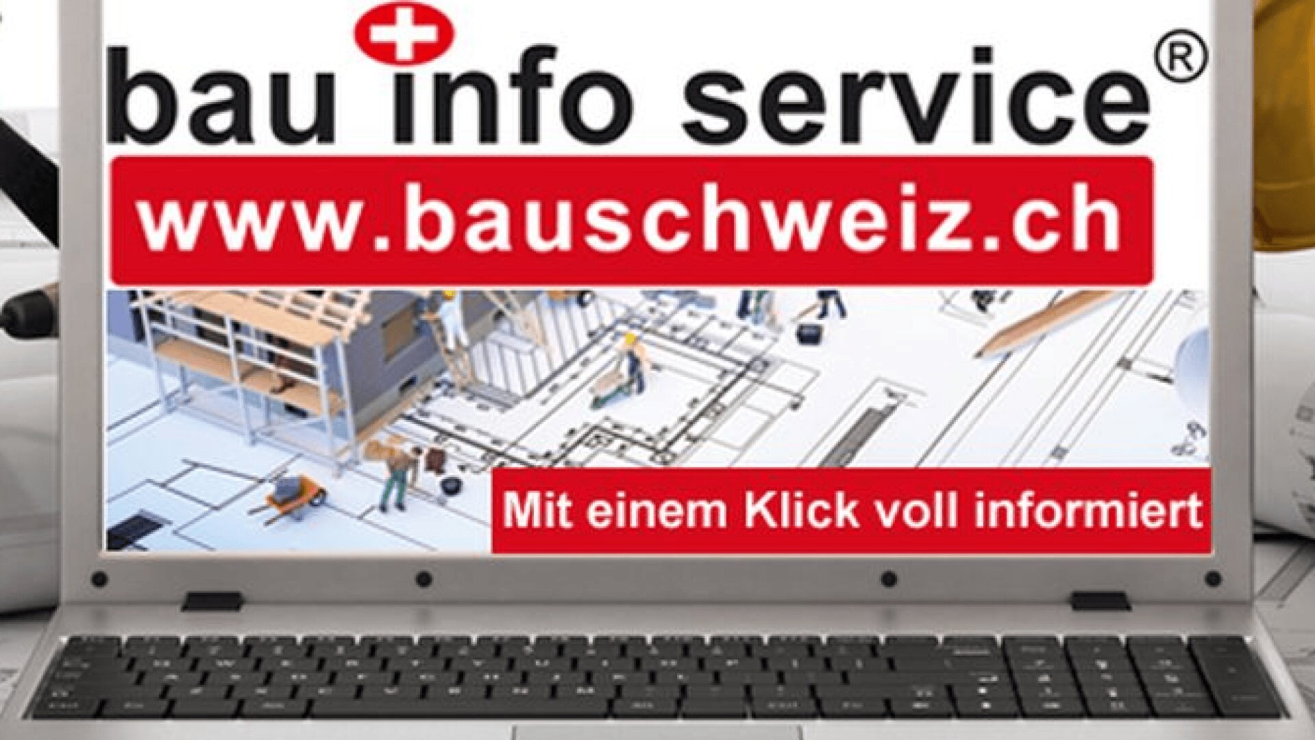 Ein Laptop zeigt eine Website des bau info service www.bauschweiz.ch mit Bauplänen und Zahlen. Auf einem roten Banner steht: "Mit einem Klick voll informiert.