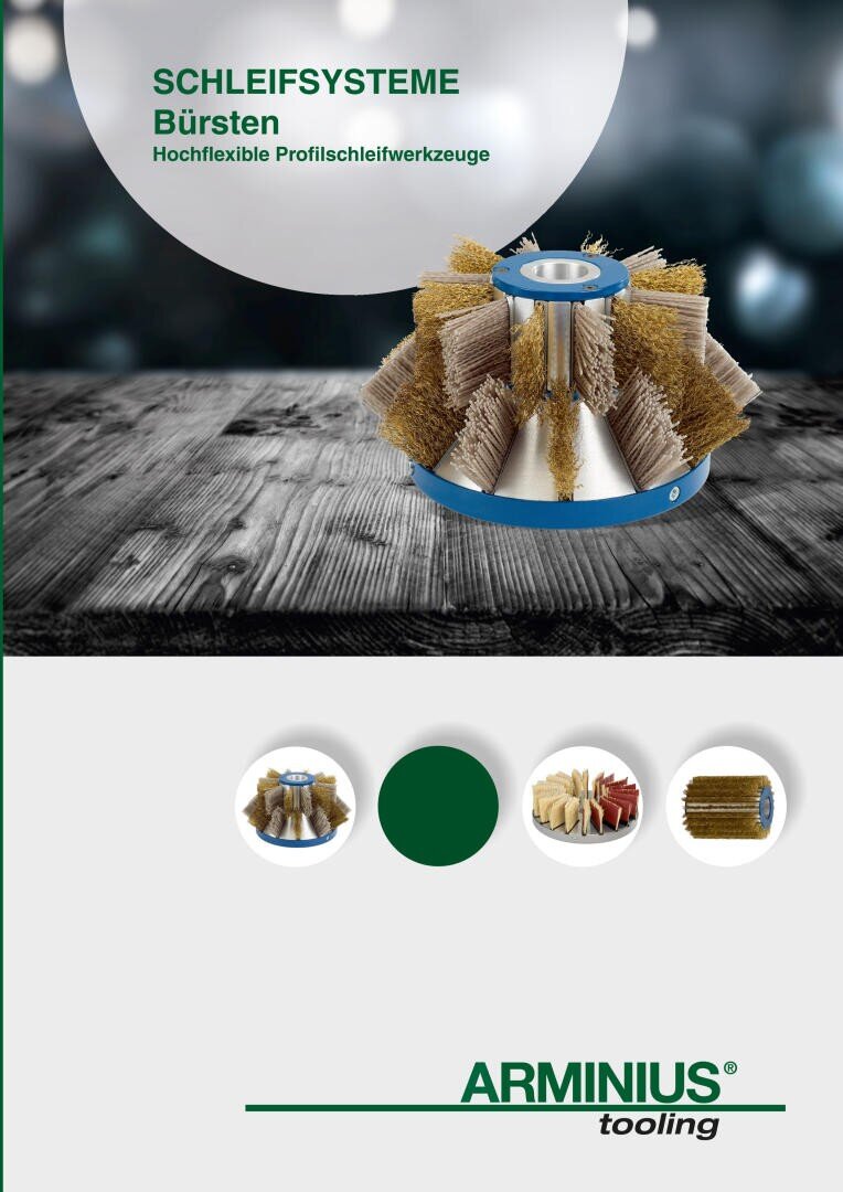 Ein Display mit flexiblen Profilschleifbürsten mit verschiedenen Borstenarten und -formen auf einer Holzfläche, begleitet von dem Text "SCHLEIFSYSTEME Bürsten" und dem ARMINIUS-Werkzeuglogo am unteren Rand.