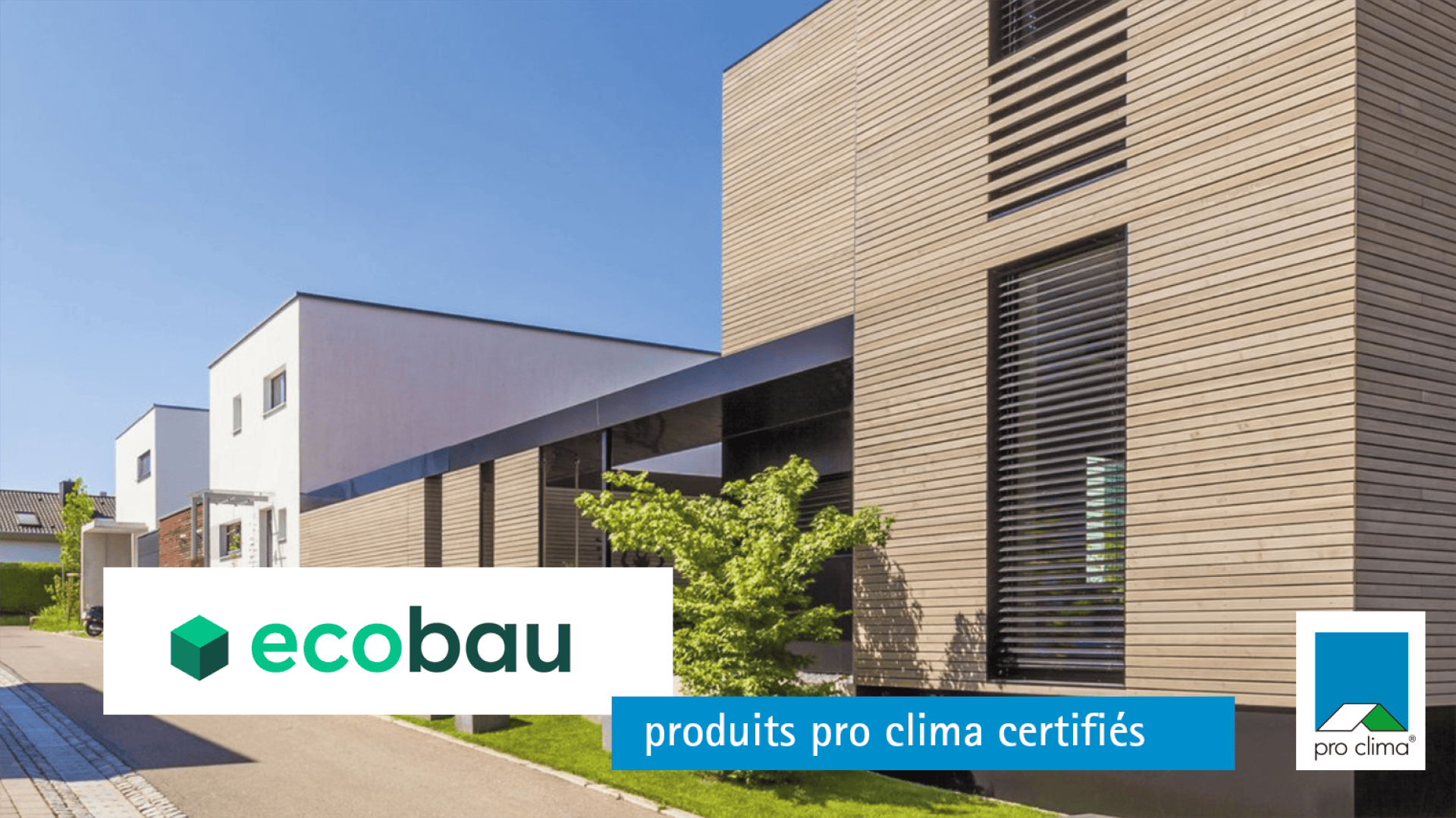 Bâtiments modernes aux façades blanches et en bois sous un ciel dégagé. L'image comporte les logos ecobau et pro clima, avec une bannière indiquant produits pro clima certifiés.