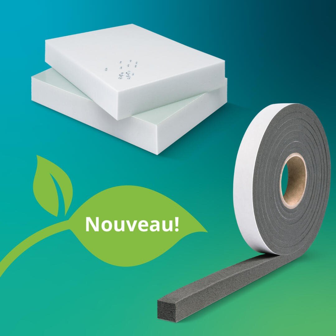 Deux panneaux de mousse rectangulaires blancs empilés et un rouleau de ruban de mousse gris sur un fond dégradé sarcelle, avec une feuille verte et le mot Nouveau ! écrit à l'intérieur.