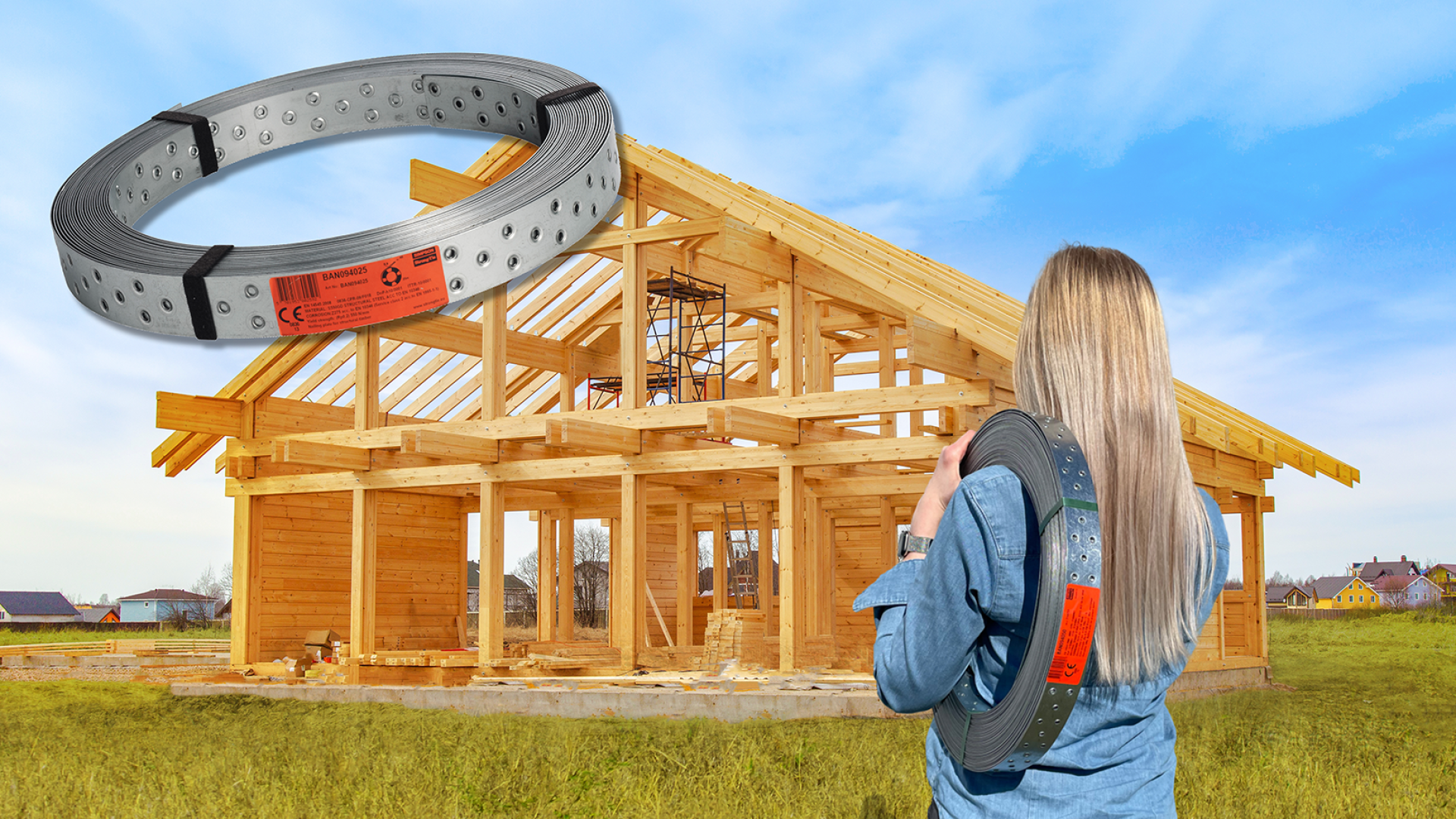 La charpente en bois d'un bâtiment en construction avec des fondations en béton dans un pré verdoyant. Au premier plan, une jeune femme tourne le dos à la caméra ; elle a les cheveux blonds jusqu'aux hanches et porte une veste en jean. Elle porte un rouleau de bande de contreventement BAN094050 de Simpson Strong-Tie sur l'épaule gauche. Un rouleau de la même bande est visible en gros plan dans le coin supérieur gauche de l'image.