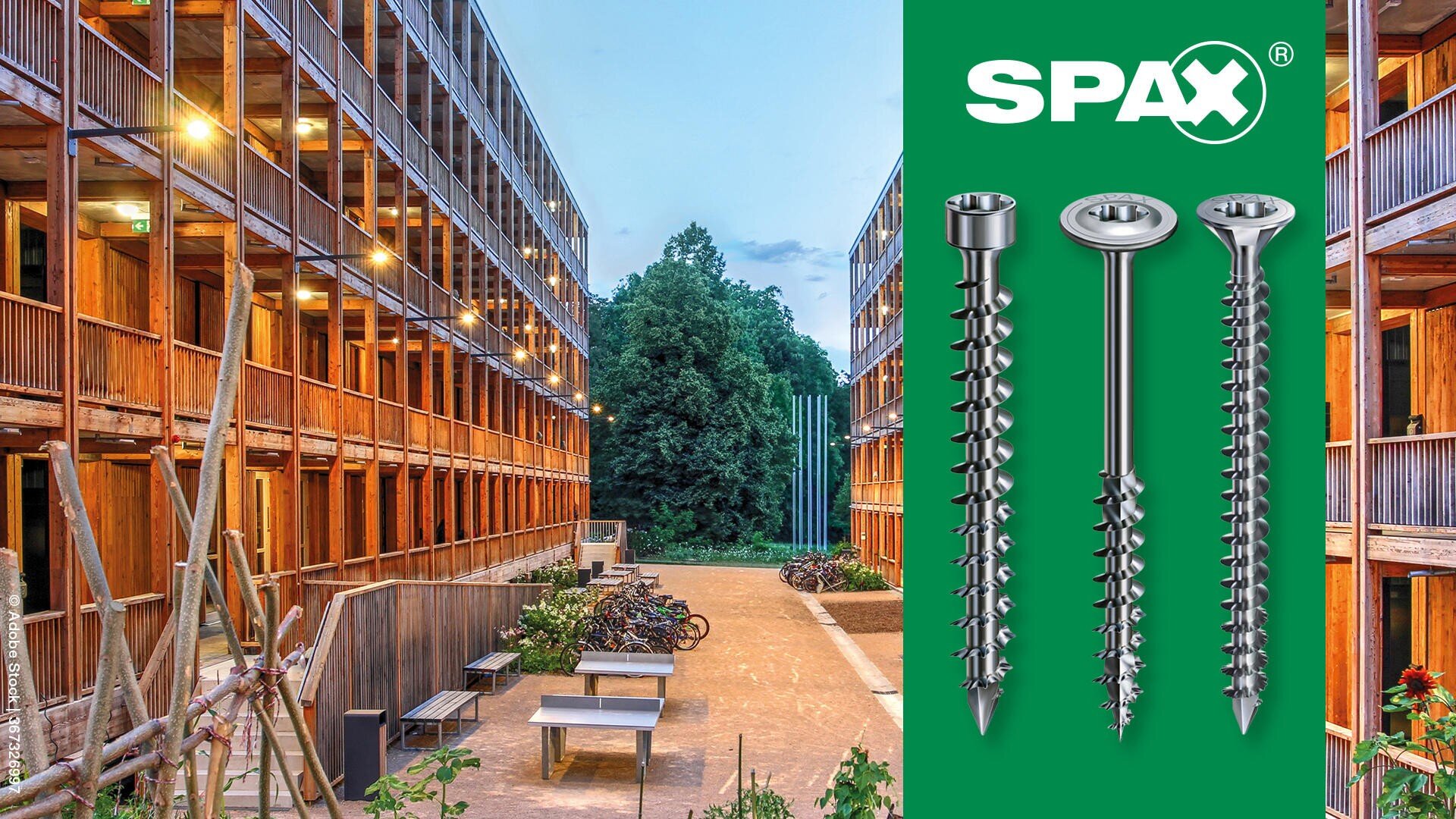 Ein moderner Wohnkomplex aus Holz mit Balkonen und einem Innenhof wird neben einer grünen Tafel mit dem SPAX-Logo und drei verschiedenen Arten von Metallschrauben gezeigt.