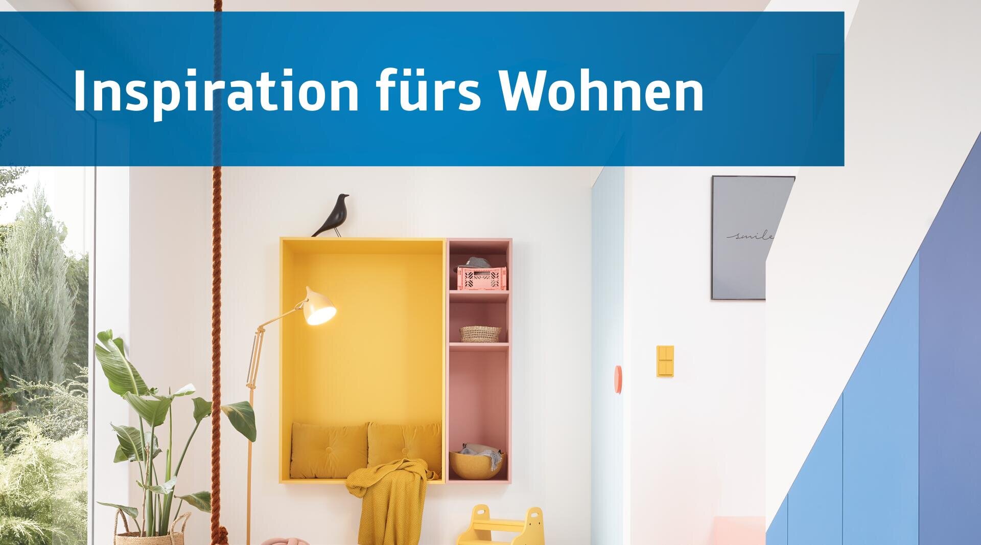 Ein heller, moderner Wohnbereich mit einer gelben Wandnische, rosa Akzenten, Pflanzen, einer Seilschaukel und dem Text Inspiration fürs Wohnen in einem blauen Banner über dem Kopf.