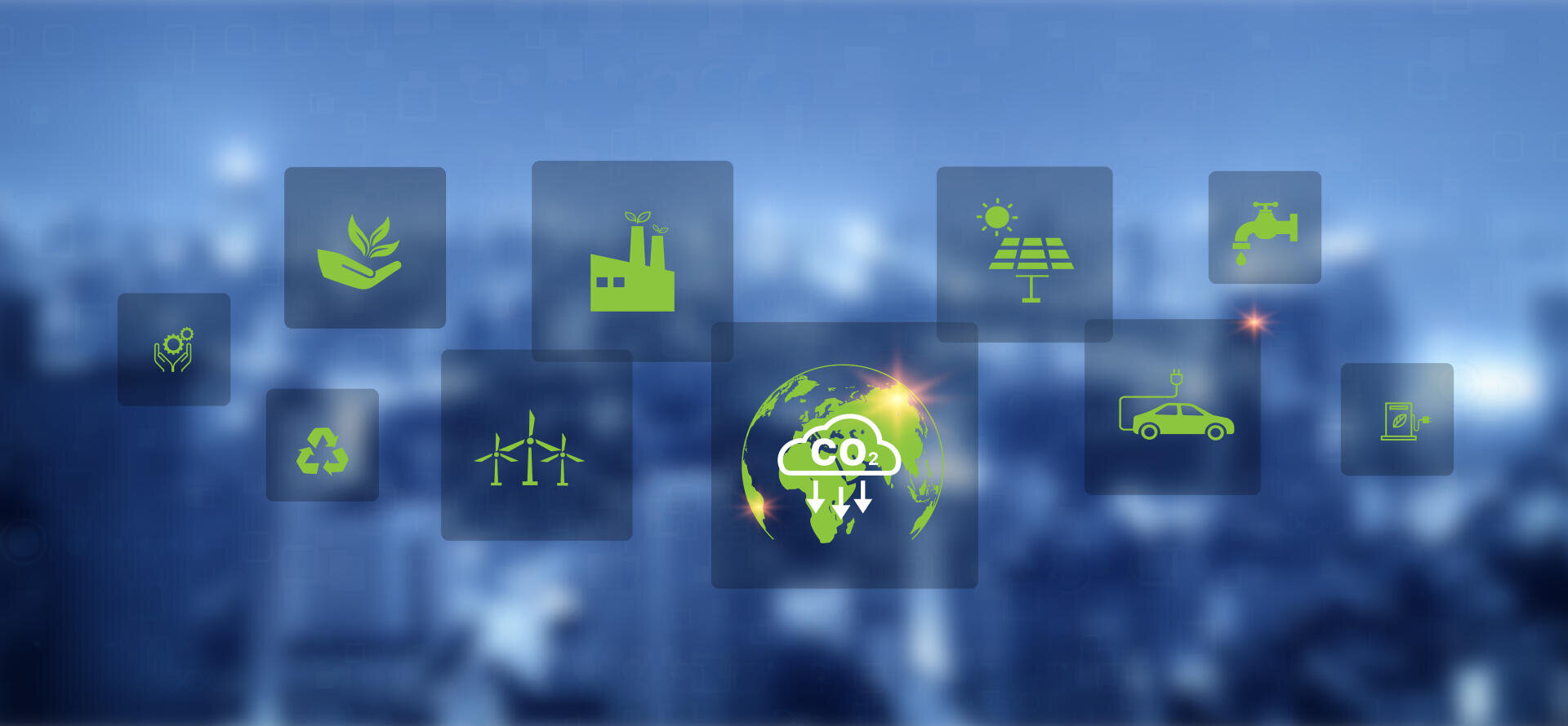 Eine digitale Illustration mit grünen, umweltfreundlichen Symbolen wie einem Blatt, einer Fabrik, Windturbinen, einem Solarpanel und einem Elektroauto umgibt eine Weltkugel mit einem CO2-Symbol vor einem unscharfen Hintergrund einer Stadtlandschaft.