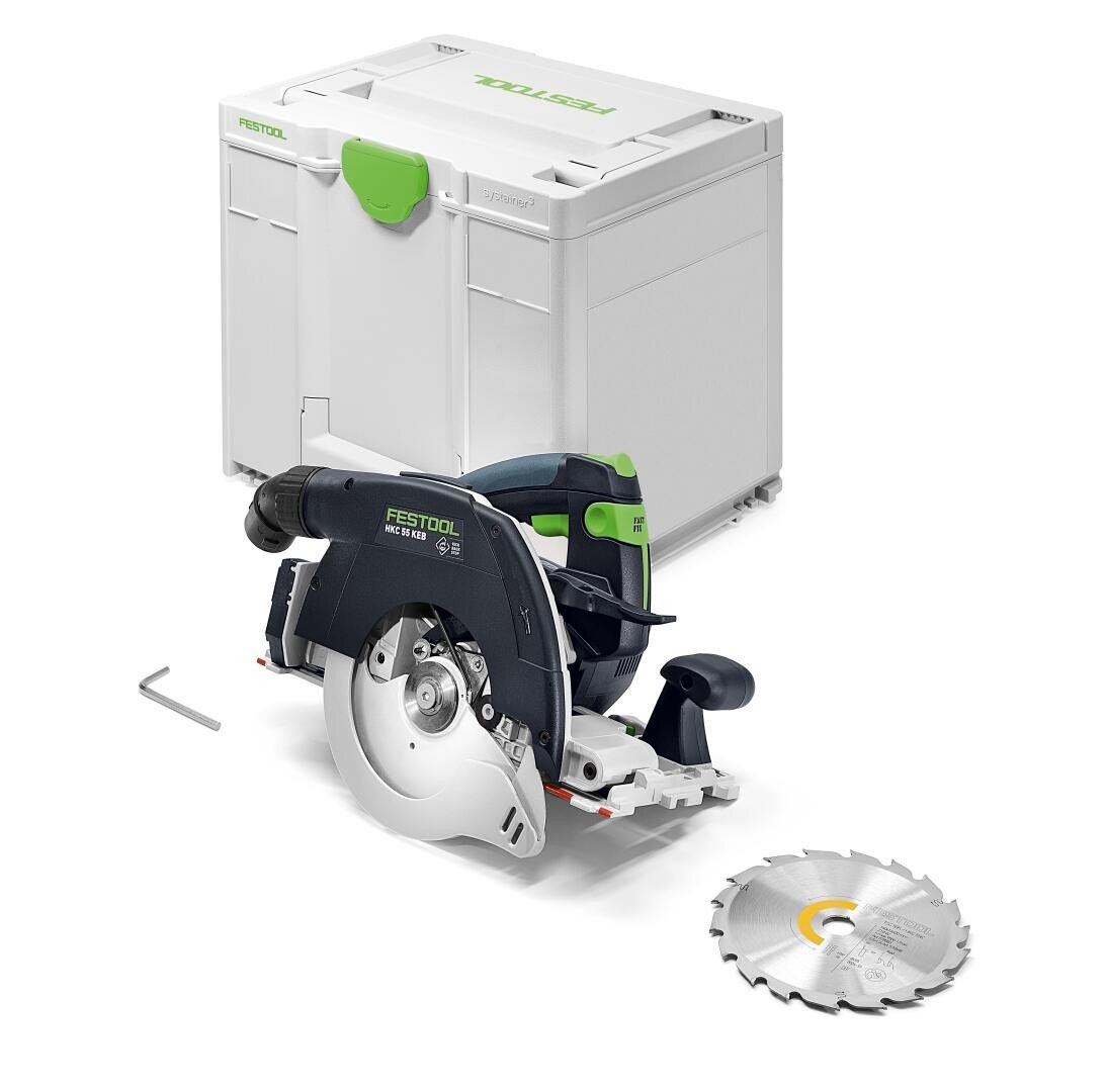 Une scie circulaire sans fil Festool avec une lame argentée, une clé hexagonale, une lame de scie séparée et une mallette de rangement Festool blanche en arrière-plan. Les outils ont des accents verts et noirs.