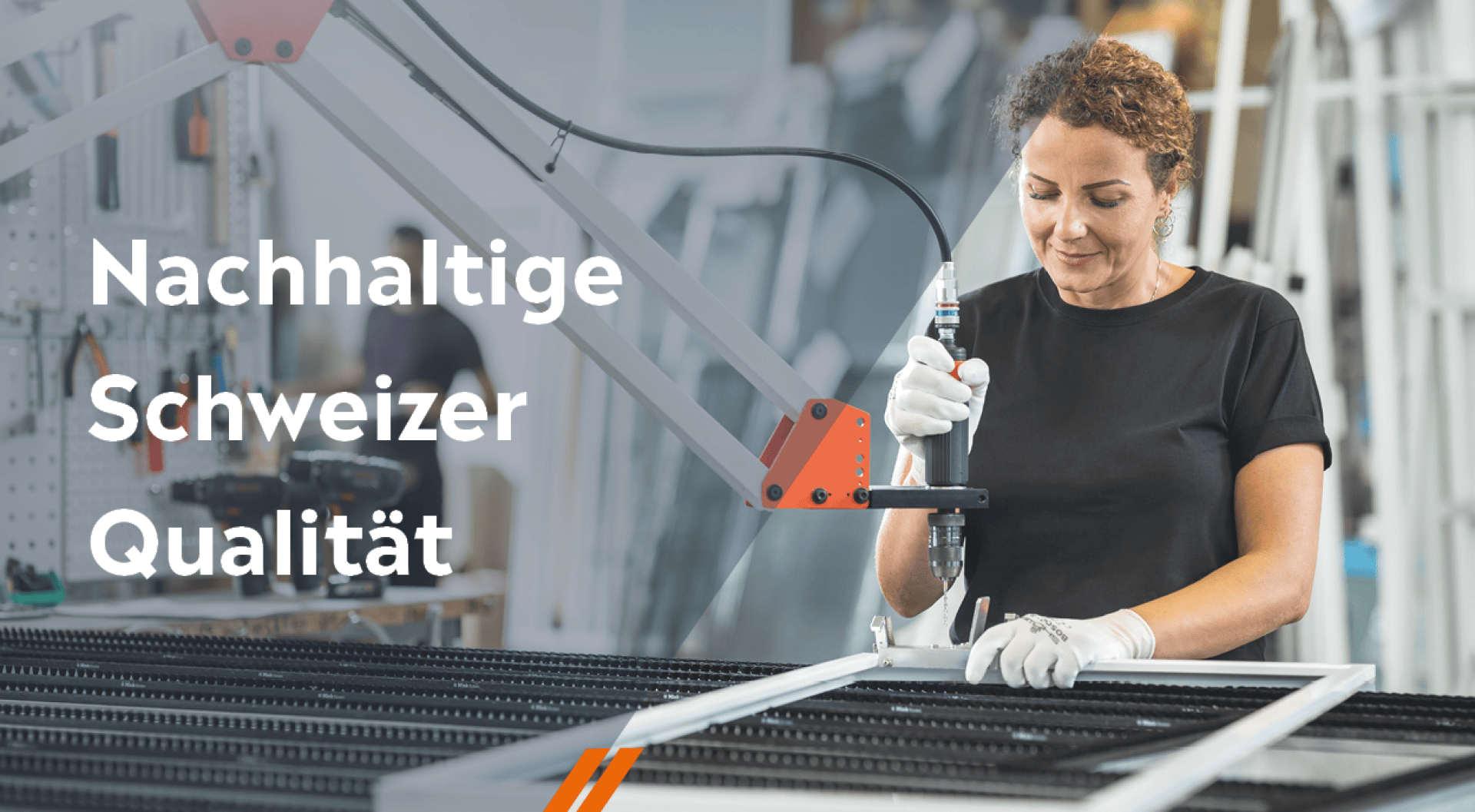 Eine Frau mit Handschuhen benutzt ein Werkzeug, um in einer Werkstatt einen Metallrahmen zu montieren. Auf der linken Seite steht "Nachhaltige Schweizer Qualität". Im Hintergrund sind Regale und Geräte zu sehen.