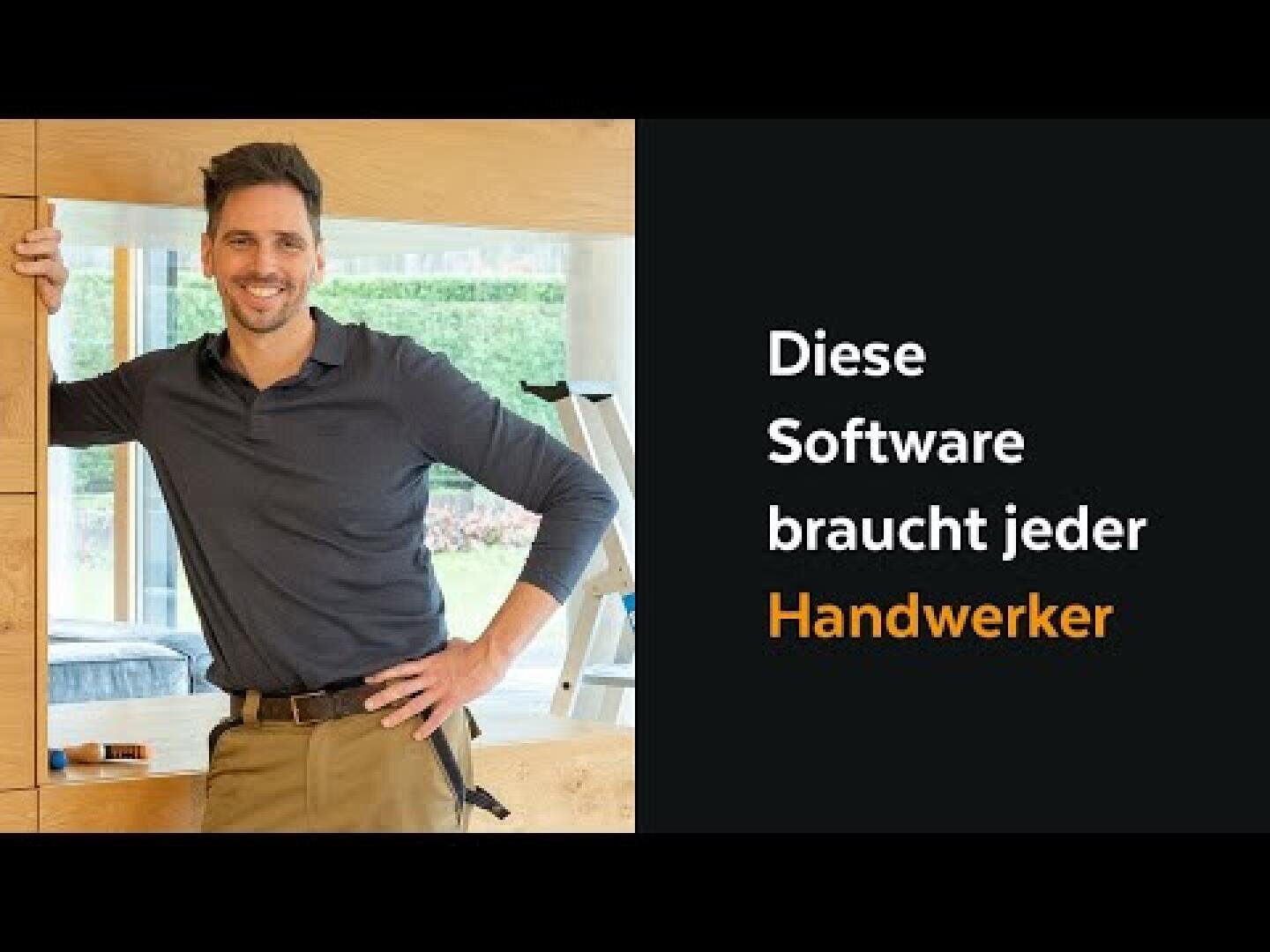 Ein lächelnder Mann in Arbeitskleidung steht in einem modernen Holzinterieur neben einem Fenster. Der Text rechts auf Deutsch lautet: Diese Software braucht jeder Handwerker.