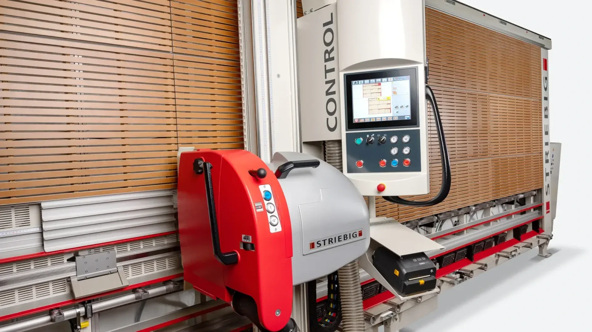 Nahaufnahme einer vertikalen Striebig CONTROL-Plattensäge mit elektronischem Bedienfeld, rotem und grauem Gehäuse und Holzplatten hinter der Maschine.