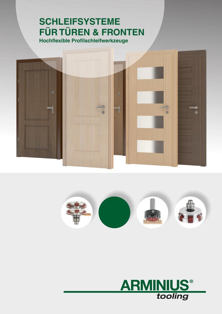 Fünf Holztüren in verschiedenen Stilen und Farben stehen aufrecht. Über ihnen steht ein grüner Text in deutscher Sprache über Schleifsysteme für Türen und Fronten. Unten sind Abbildungen von Schleifwerkzeugen und das Logo von ARMINIUS tooling zu sehen.