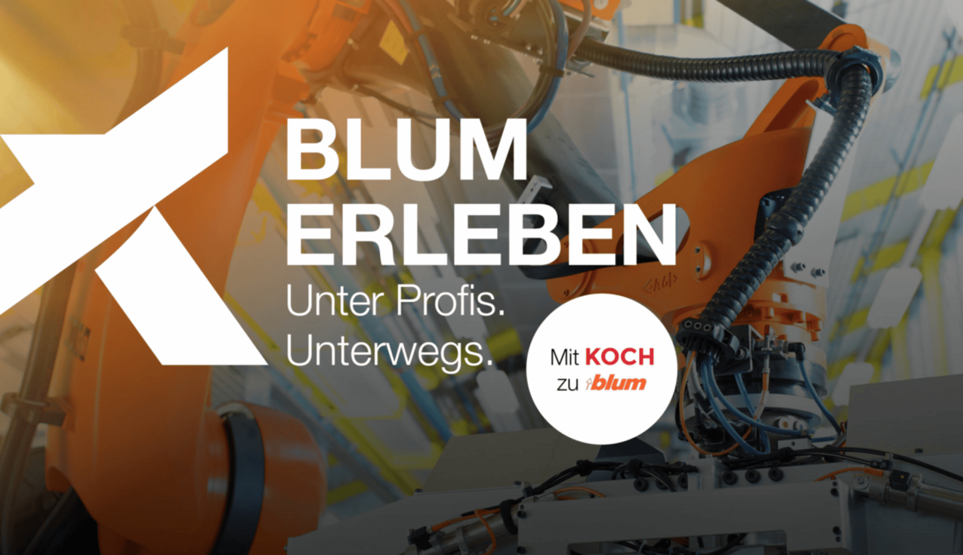 Ein industrieller Roboterarm arbeitet in einer Fabrik mit der Aufschrift BLUM ERLEBEN, Unter Profis. Unterwegs. Mit KOCH zu blum überlagert in Weiß und Rot. Der Hintergrund besteht aus unscharfen Maschinen und heller Beleuchtung.