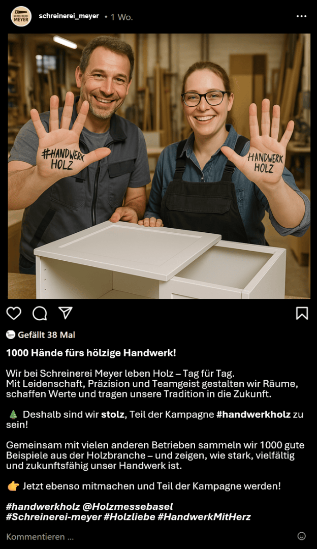 Ein lächelnder Mann und eine lächelnde Frau stehen hinter einer weissen Holzschublade und halten jeweils eine Hand hoch, auf deren Handfläche #HANDWERKHOLZ geschrieben steht, um für das Holzhandwerk zu werben.