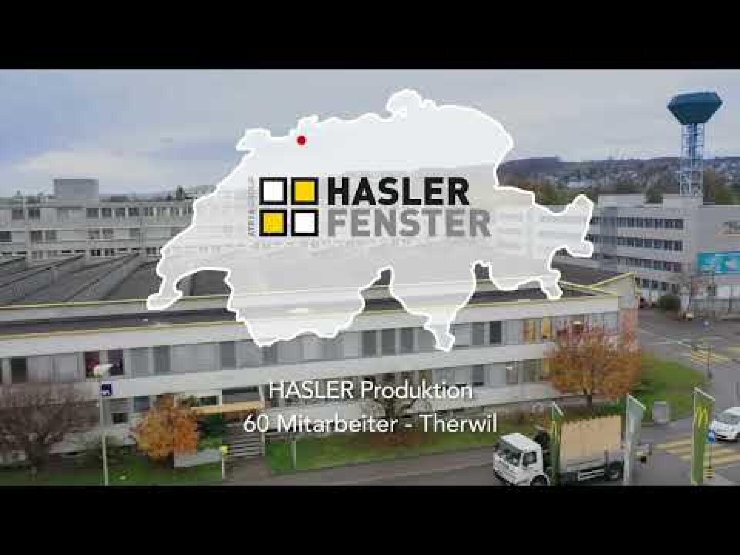 Luftaufnahme eines Fabrikgebäudes mit überlagerter Schweizerkarte, auf der das Hasler Fenster Logo und der Text zu sehen sind: HASLER Produktion, 60 Mitarbeiter - Therwil.