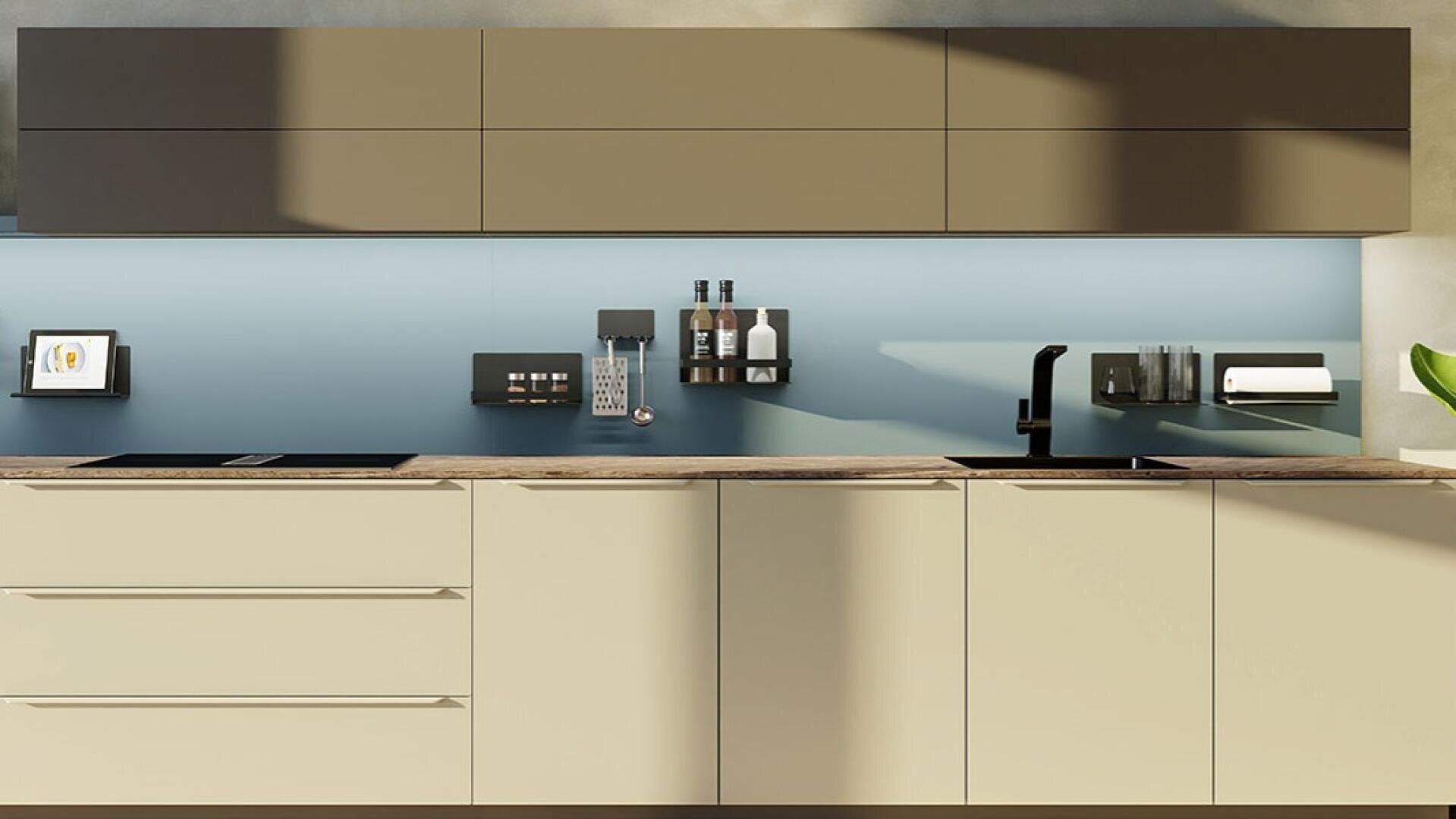 Moderne Küche mit beigefarbenen Unterschränken und taupefarbenen Oberschränken, einer Arbeitsplatte aus hellem Holz, einem schwarzen Wasserhahn, einer blauen Rückwand und ordentlichen Regalen mit Flaschen, einem Telefon und einer Rolle Küchenpapier.