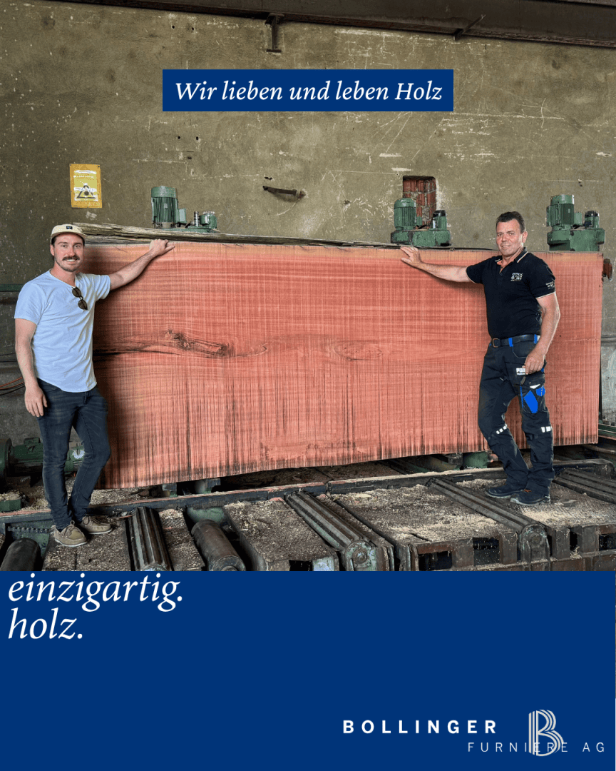 Zwei Männer stehen neben einer großen, polierten Holzplatte in einer industriellen Umgebung. Der deutsche Text lautet Wir lieben und leben Holz und einzigartig. holz. mit dem Logo der Bollinger Furniere AG am unteren Rand.