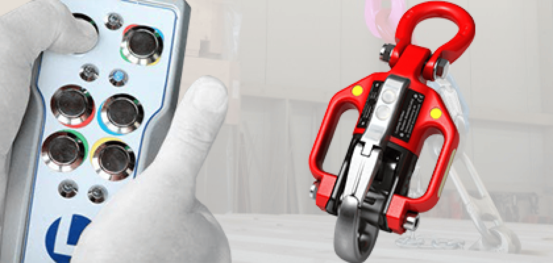 Die Hand einer Person, die eine Fernbedienung in der Hand hält, bedient einen roten Industriehaken, der aufgehängt ist und bereit ist, einen Gegenstand in einer Werkstatt anzuheben.