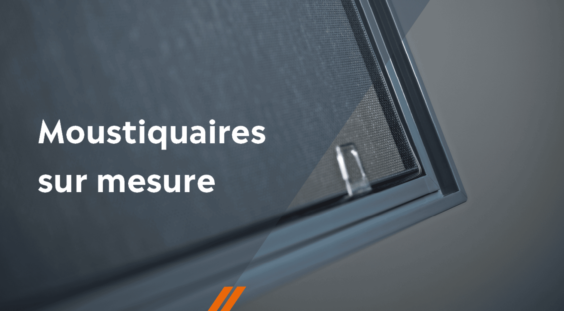 Vue rapprochée d'une moustiquaire sur mesure avec le texte français Moustiquaires sur mesure superposé sur le côté gauche.