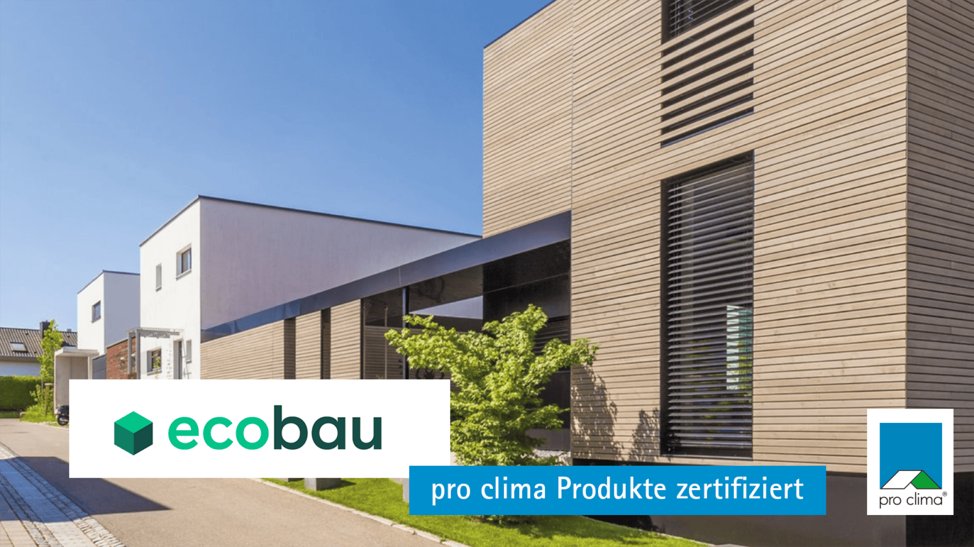 Modernes Gebäude mit hölzerner und weißer Fassade unter einem klaren blauen Himmel. Logos für ecobau und pro clima erscheinen zusammen mit dem Text pro clima Produkte zertifiziert in Deutsch.