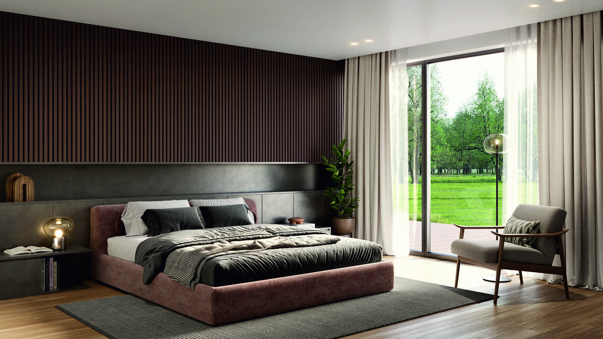Modernes Schlafzimmer mit einem großen Bett, neutraler Bettwäsche und einer Akzentwand aus Holz. Ein bequemer Sessel steht neben den vom Boden bis zur Decke reichenden Fenstern, die auf einen grünen Rasen und Bäume blicken. Die sanfte Beleuchtung und die minimale Dekoration schaffen eine ruhige Atmosphäre.