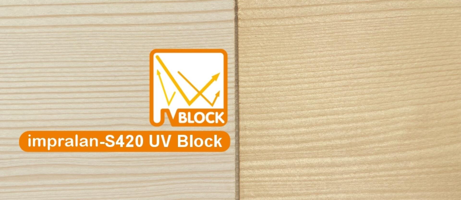 Zwei Holzplatten nebeneinander, wobei die linke Seite heller und die rechte Seite etwas dunkler ist. Ein orangefarbenes Logo und der Text impralan-S420 UV Block mit einer Grafik von Pfeilen, die von einer Oberfläche abgelenkt werden.