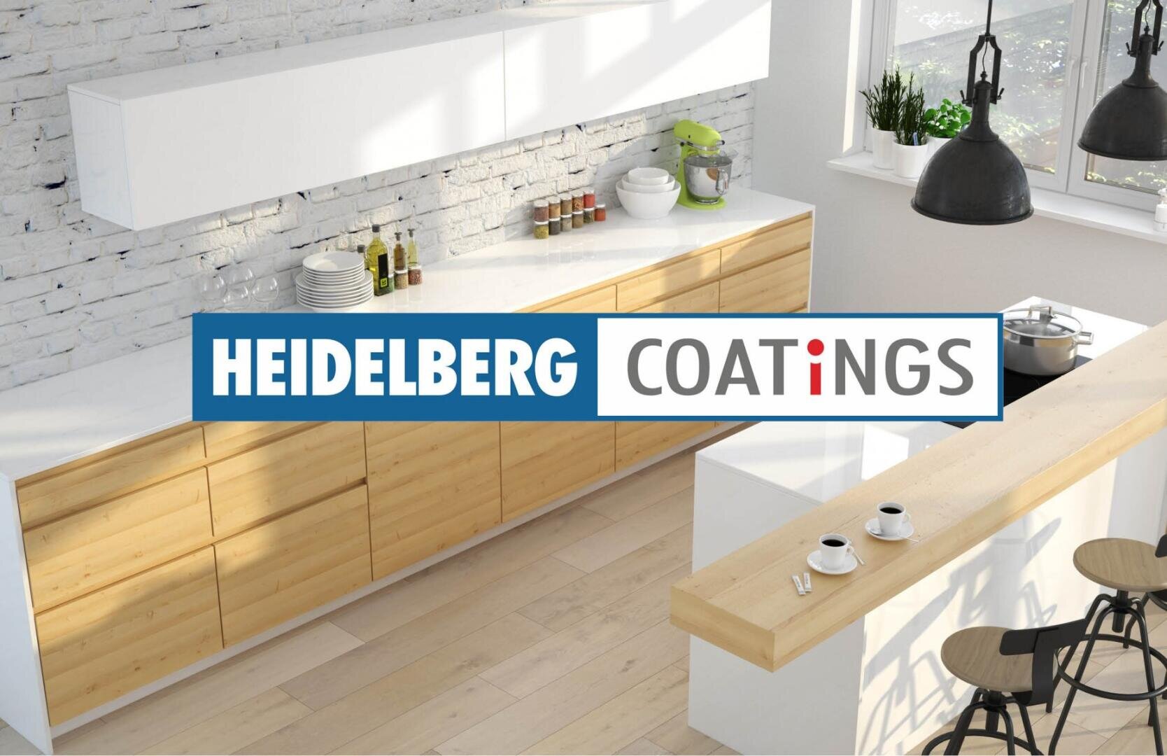 Moderne Küche mit hellen Holzschränken, weißen Arbeitsplatten und einer Backsteinwand. Das Sonnenlicht fällt durch die großen Fenster. Die Worte "Heidelberg Coatings" werden prominent in der Mitte des Bildes angezeigt.