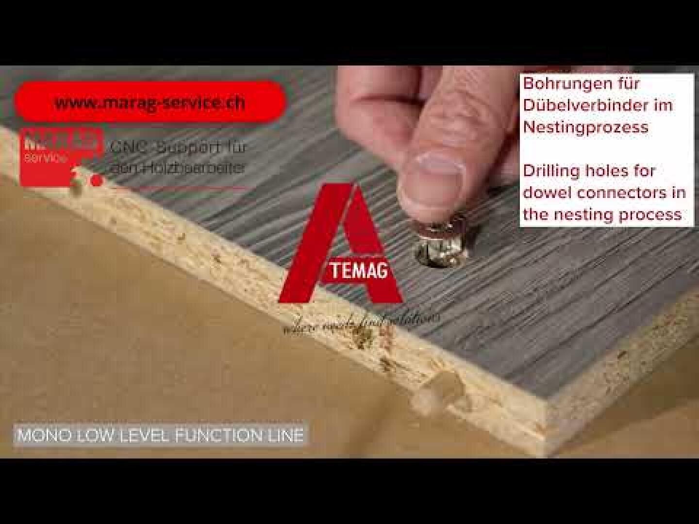Une main insère un connecteur de cheville dans un trou percé sur une pièce de bois avec une finition de grain de bois gris. Les textes en allemand et en anglais décrivent le perçage de trous pour les connecteurs dans le cadre du processus d'emboîtement.