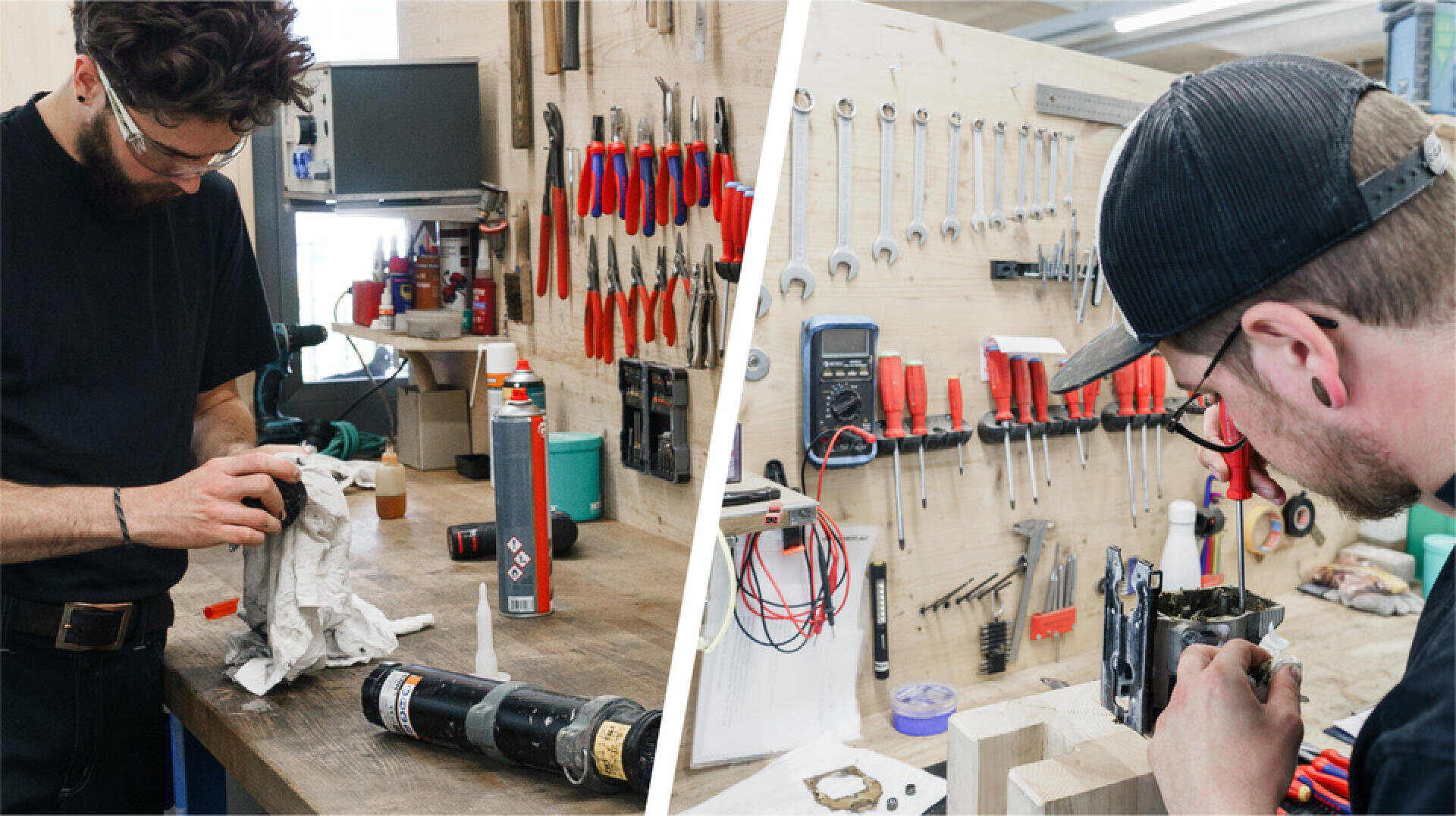 Zwei Männer arbeiten in einer Werkstatt mit Werkzeugen, die an der Wand hängen. Einer reinigt ein Teil mit einem Lappen, während der andere ein Objekt auf einer Holzbank untersucht. Der Arbeitsbereich ist mit Schraubenschlüsseln, Schraubenziehern und Dosen aufgeräumt.