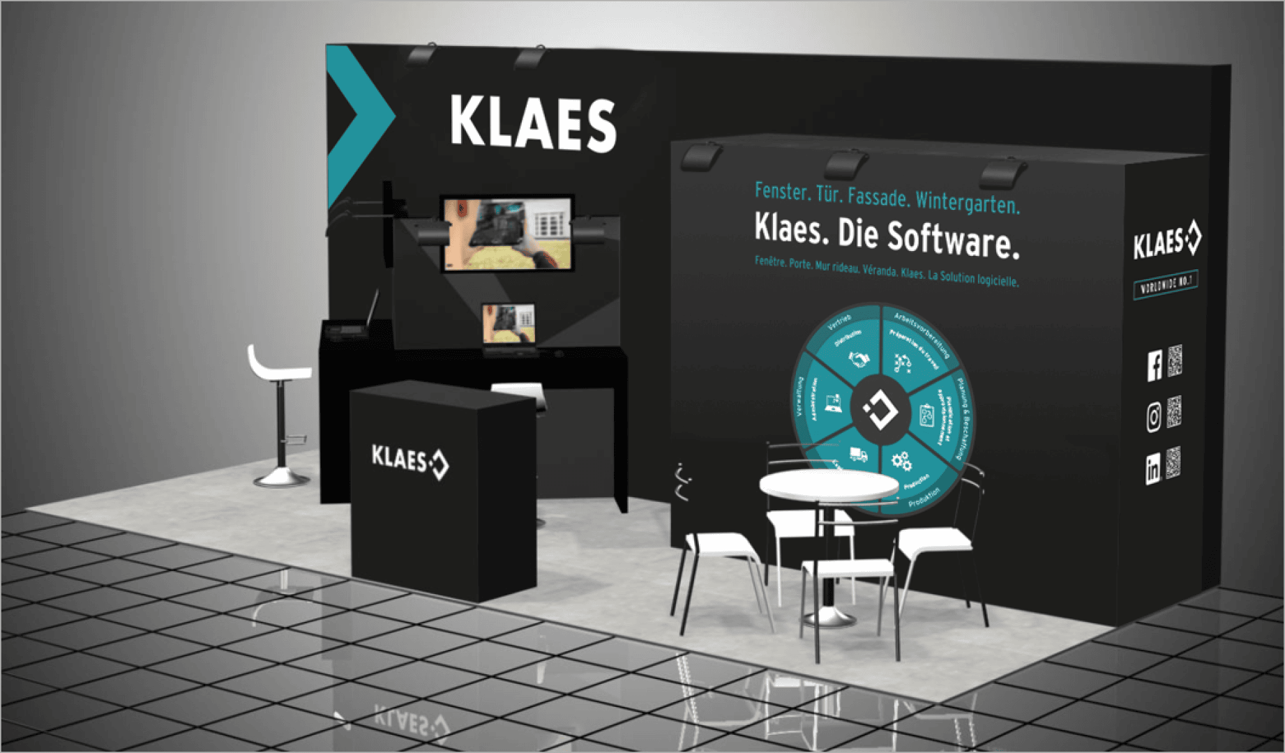 Ein moderner Messestand für KLAES mit schwarzen Wänden mit Branding, einem Empfangstresen, einem Monitor, Barhockern und einem runden Tisch mit weißen Stühlen auf einem gefliesten Boden.