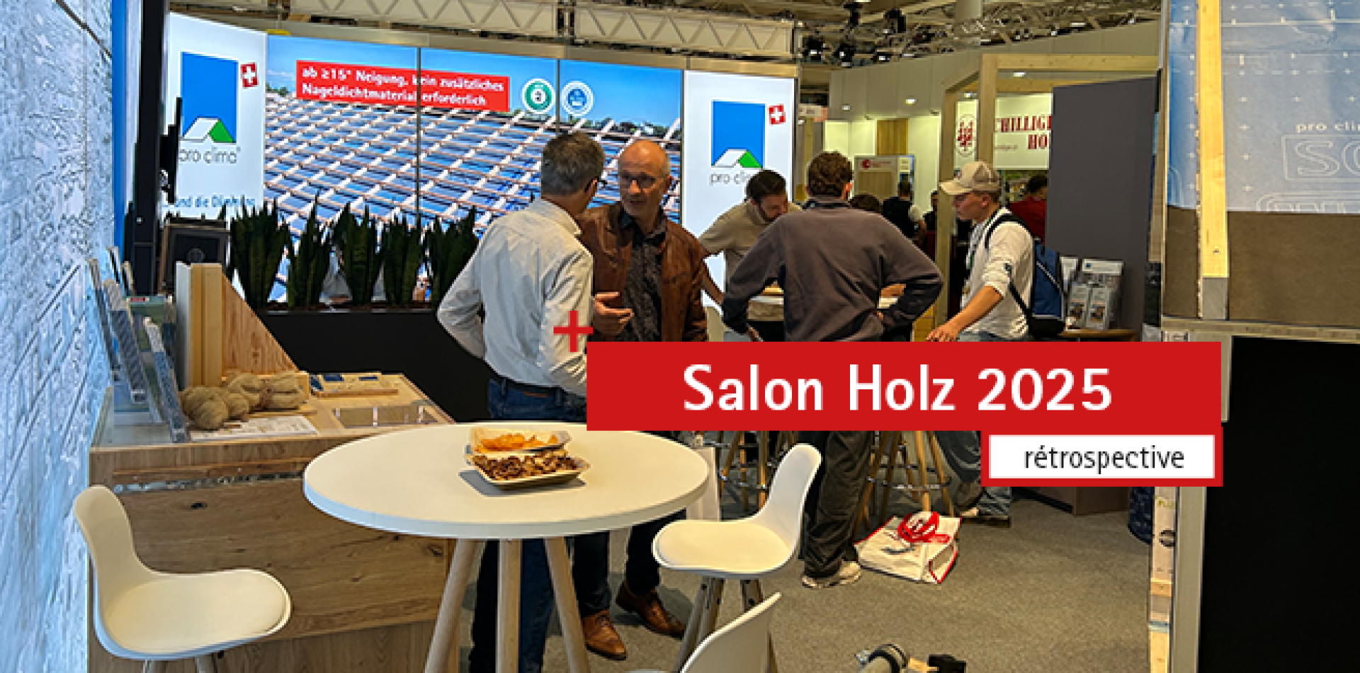Des personnes discutent et naviguent sur un stand d'exposition de panneaux solaires au Salon Holz 2025. La scène comprend des tables, des chaises et des affiches d'information dans un cadre d'exposition professionnel.