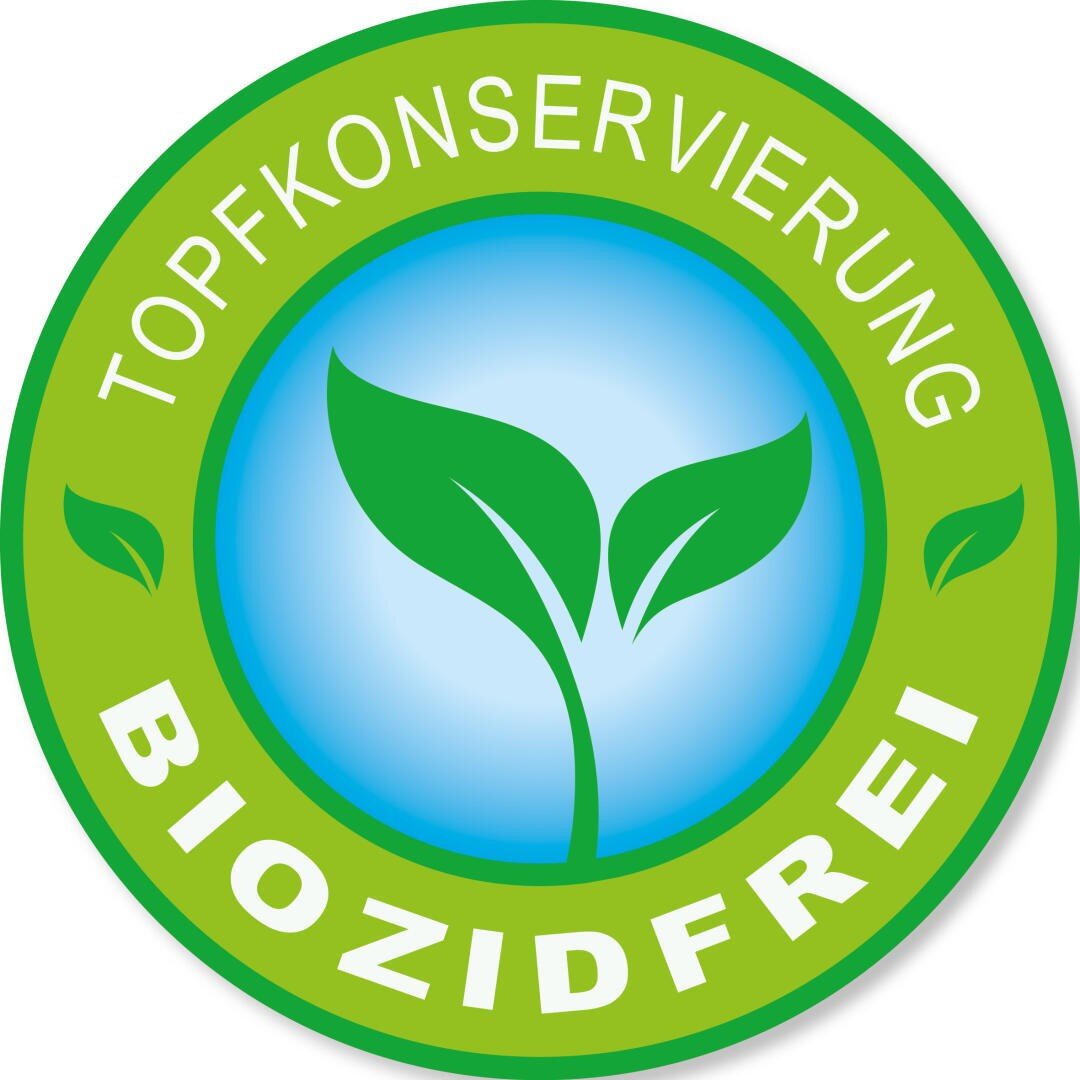Ein grünes, rundes Abzeichen mit einem Blattsymbol in der Mitte. Am Rand stehen die deutschen Worte "Topfkonservierung" und "Biozidfrei".
