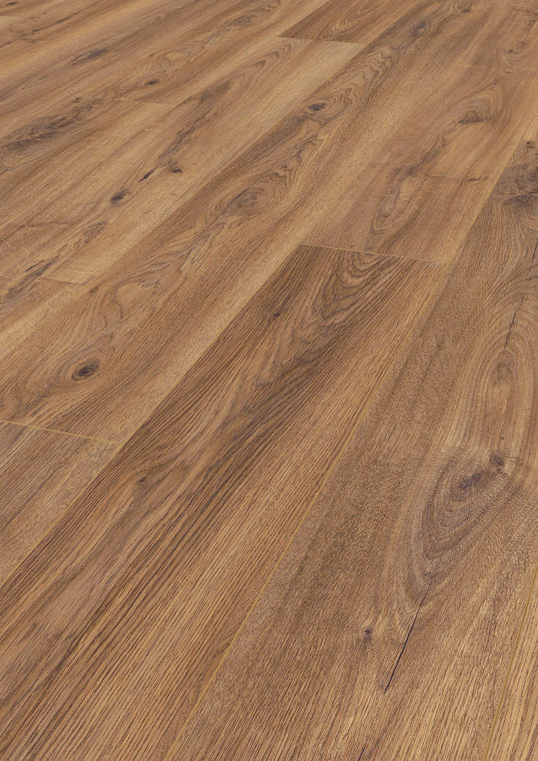 Vue rapprochée d'un plancher en bois avec une finition naturelle brun clair, des veines visibles, des nœuds et une surface lisse et polie. Les planches sont disposées côte à côte dans le sens de la longueur.