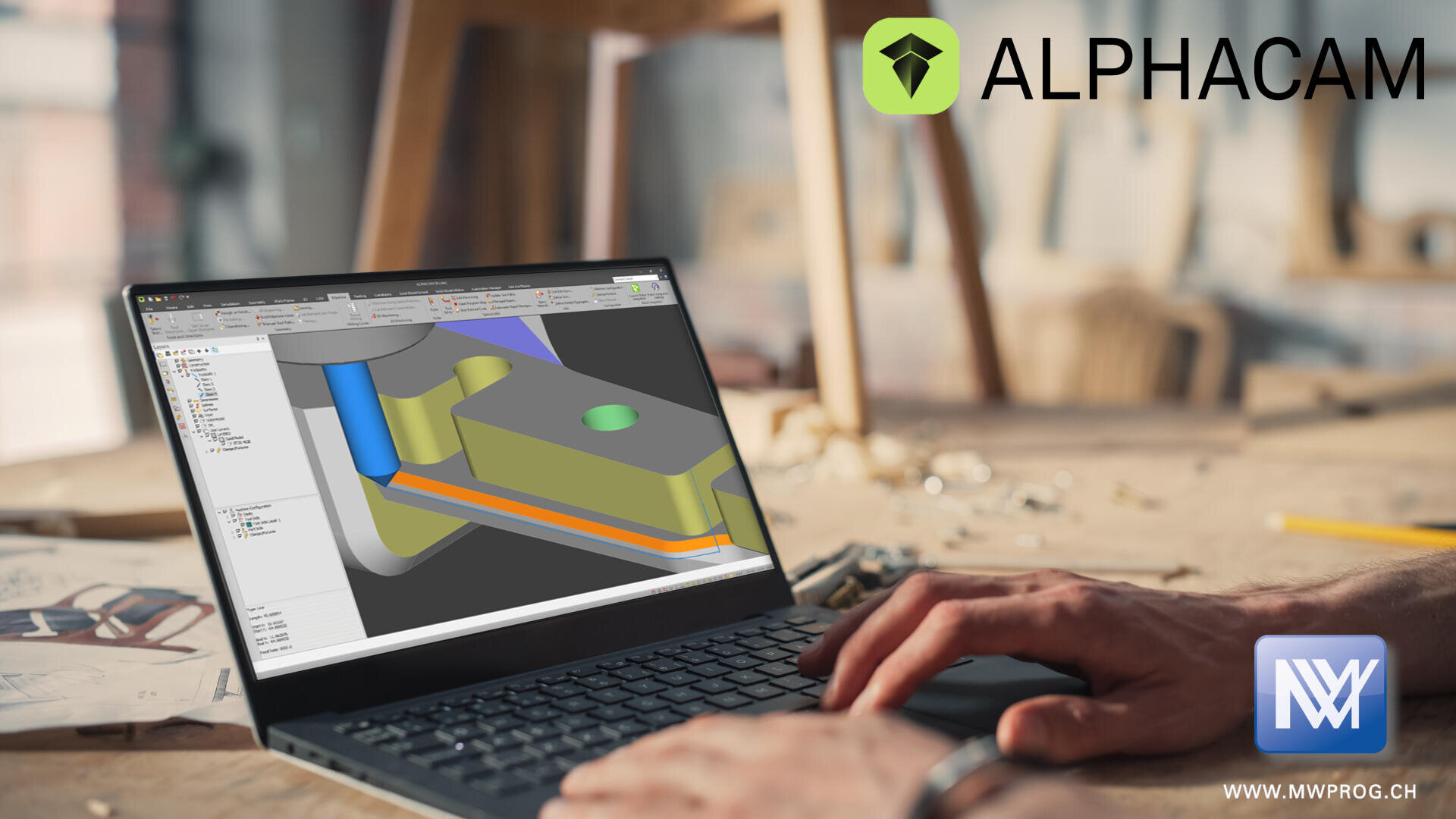 Une personne utilise un ordinateur portable affichant un logiciel de CAO 3D avec une simulation d'usinage. Le logo ALPHACAM est visible en haut à droite, tandis que le logo et le site web de MWProg sont visibles en bas à droite.