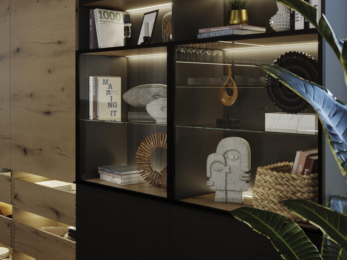 In einer modernen Vitrine mit Glastüren werden Dekorationsgegenstände, Bücher, Skulpturen und geflochtene Körbe ausgestellt. Die warme Beleuchtung hebt die Gegenstände hervor, und im Vordergrund sind grüne Pflanzenblätter zu sehen.