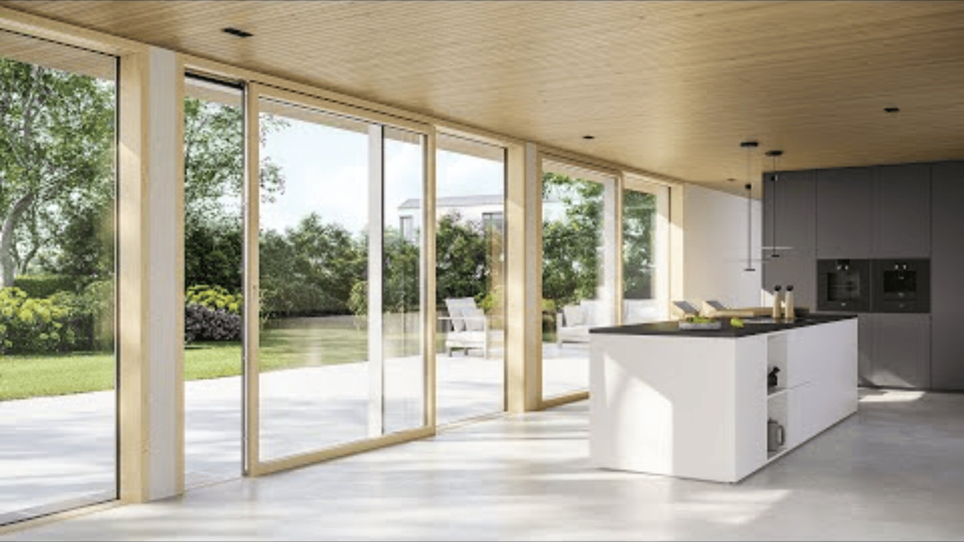 Moderne Küche mit großen, raumhohen Glasschiebetüren, die sich zu einem grünen Garten hin öffnen. Die Küche hat eine weiße Insel, eine Holzdecke und ein minimalistisches Design mit viel natürlichem Licht.