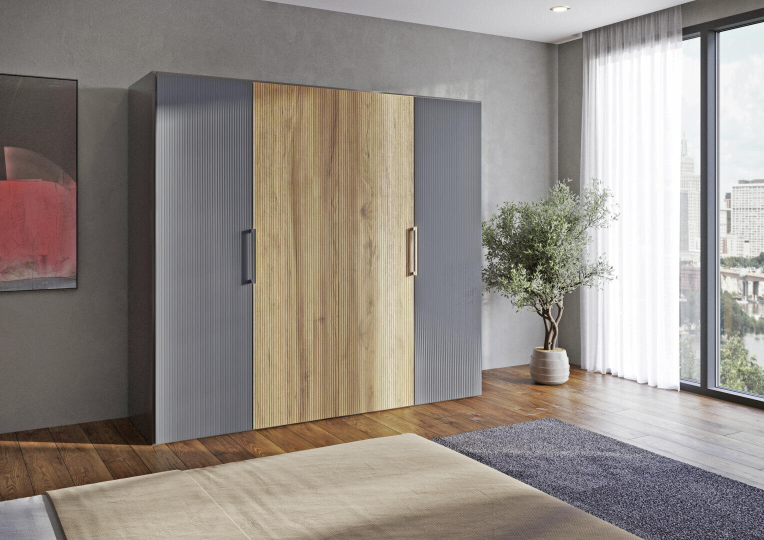 Une chambre moderne avec une grande armoire à deux portes grises et une porte en bois au milieu, une plante en pot à côté, une grande fenêtre avec des rideaux transparents et une vue sur l'horizon de la ville à l'extérieur.