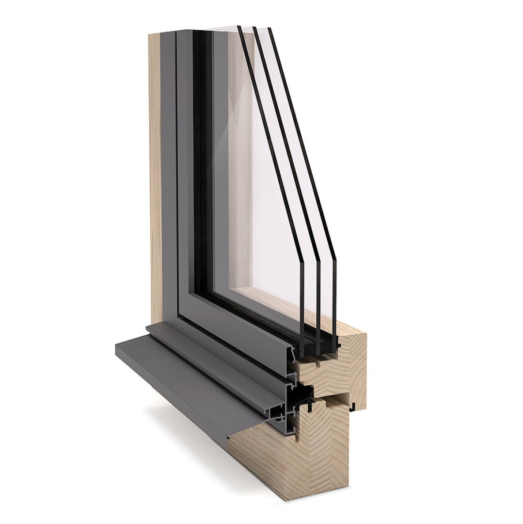 Querschnitt eines dreifach verglasten Fensters mit Holzrahmen und dunkler Metallverkleidung, der die Glasschichten und Baumaterialien zeigt.