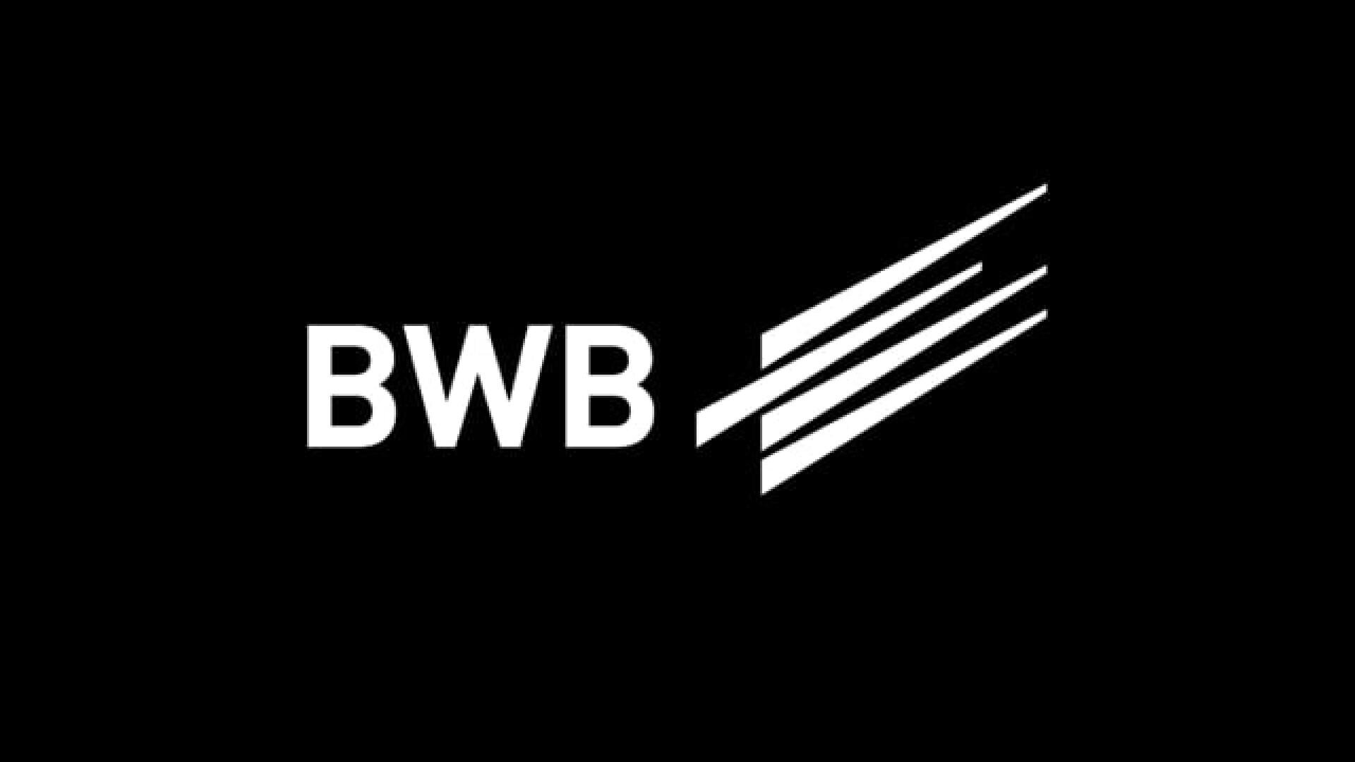 Die weißen Buchstaben BWB stehen mittig auf schwarzem Hintergrund, rechts davon befinden sich vier abgewinkelte weiße Linien von unterschiedlicher Länge, die an dynamische Bewegung oder Geschwindigkeit erinnern.